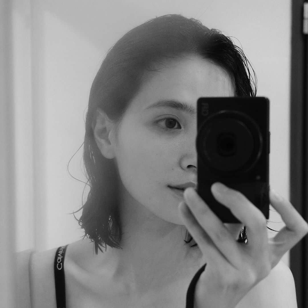 吳子霏（Ellen Wu）のインスタグラム：「不連戲了所以修了一點頭髮 突然有種像是她內心轉變的儀式感 跟著她成長 很幸運 很開心 蠻好的」