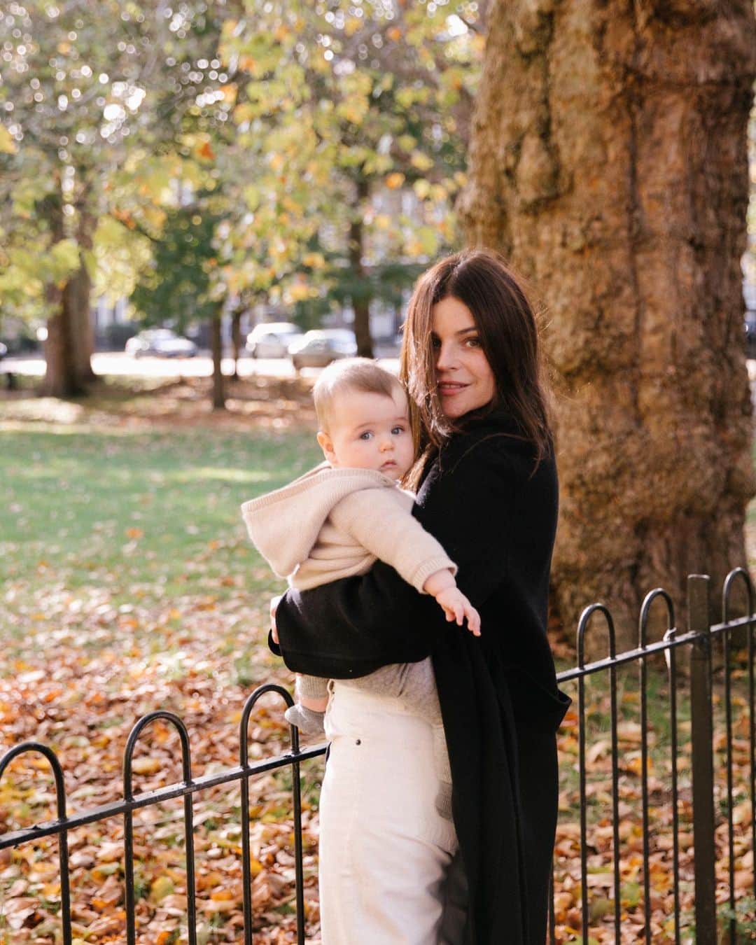 ジュリア・レストイン・ロイトフェルドのインスタグラム：「So it's officially Spring! Still waiting for the blooms and sunshine to show up! In the meantime reminiscing of Autumn and a very tiny Baby G! Either or, both are my favorite seasons... I always love this feeling of newness and transition!」