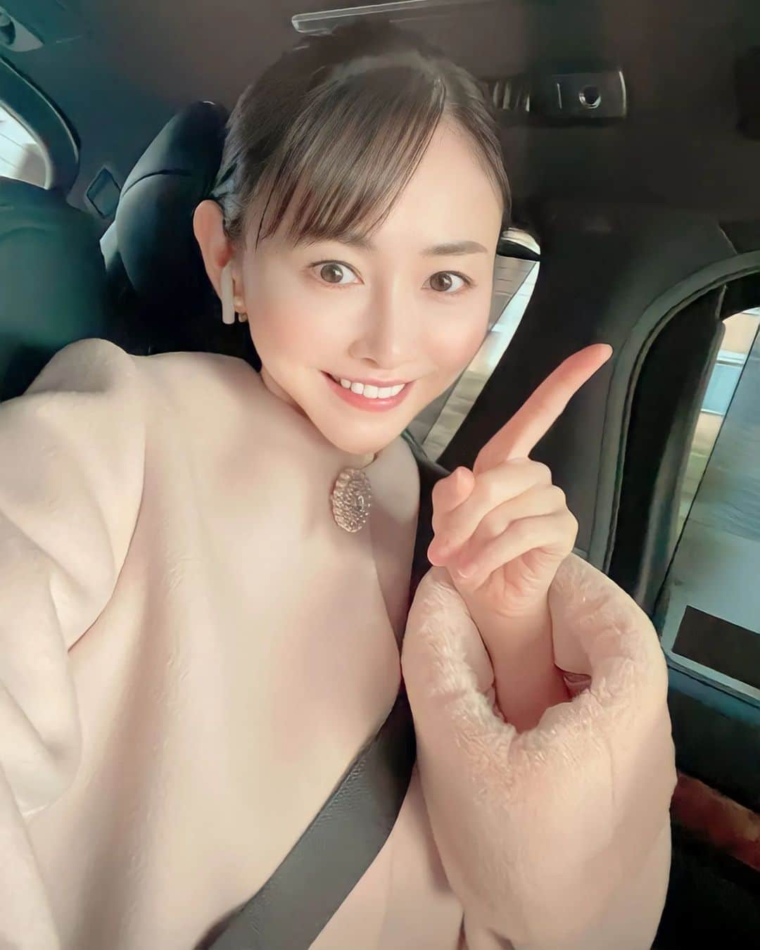 杉原杏璃のインスタグラム：「ご機嫌で✨  WBC ⚾️準決勝を車で見ながら♪  感動🥹🥹🥹のテンションのまま 今日は、打ち合わせに無料説明会にと...✨  明日の決勝も⚾️合間で見れればいいな〜♡  カープも今年から新井監督♡楽しみすぎる〜✨  #WBC  #杉原杏璃 #sugiharaanri #anrisugihara #Japanese#girl #グラビア#グラドル#glamor#gravure#hot#asian」