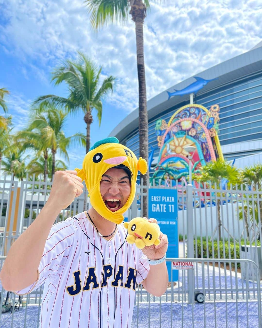 福田太郎のインスタグラム：「⚾︎WBC⚾︎ 北海道から飛行機で24時間✈️ マイアミにやって来ました🏝 ⠀ 昨季メジャーリーグで学んだことを活かし、 侍ジャパンの決勝ラウンドを、徹底取材中🙆‍♂️ 北海道や日本中の皆さんに、本気の勝負 野球の楽しさ・魅力を、感じて頂けるよう。 ⠀ ⠀ 今大会の侍ジャパン⚔️🎌 控えめに言って、最高です😂 ⠀ 日本の野球が、未来に繋がる大会。 栗山監督と目指す、世界の頂点。 夢が正夢になるまで、あと１勝。 日本時間の朝8時プレイボールです⚾️ ⠀ 明日も朝のイチモニ！から、生中継で 世界最高の野球大会の盛り上がりを、 全力で、現地よりリポートします🔥 ⠀ #WBC #worldbaseballclassic  #日本代表 #侍ジャパン #夢は正夢 #アメリカ #フロリダ #マイアミ #MLB #marlins  #loandepotpark  #Mexico #America vs. #JAPAN #LetsGoJapan #野球 #onちゃん #HTB #アナウンサー #福田太郎 #seeyoutomorrow #haveasweetdream」