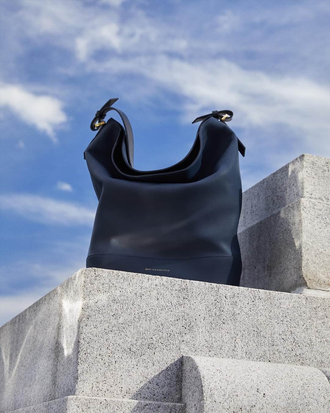 ウォントのインスタグラム：「This Spring, big bags are in.⁠ ⁠ Discover our large handbag offering, including the Cambria XL Tote, in store and online at wantlesessentiels.com⁠ —⁠ Ce printemps, les grands sacs sont à la mode.⁠ ⁠ Découvrez notre offre de grands sacs à main, dont le Cambria XL, en magasin et en ligne sur wantlesessentiels.com」