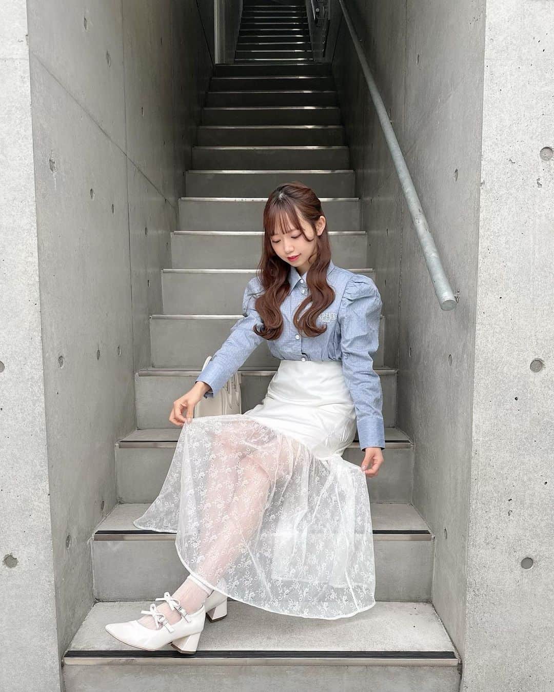 畑美紗起のインスタグラム：「かわいい春服手に入れた🌸💭  ブラウスが大好きだからいろんなのほしくなるなあ…💐  みんなは春服買ったー？  ブラウスとスカート👗 @epineofficial   #今日のコーデ #服 #みちゃしふく #私服 #ファッション #ファッションコーデ #ブラウス #スカート #コーディネート #fashionblogger #fashionstyle #instagood #me #shooting #foryou #ootd #épine #epine #coordinate」