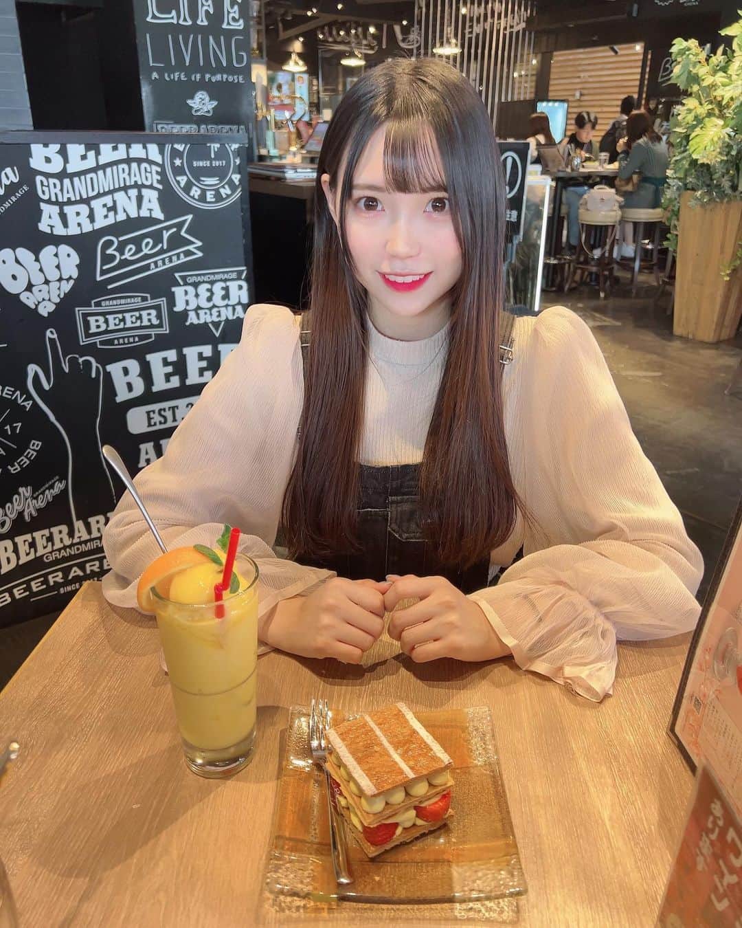 のインスタグラム：「久しぶりのカフェ☕️🍰❤️  いちごカスタードパイ美味しかった🥺🥧  今年もいちご狩りいきたいなぁ💭🍓  おやすみなさい🌙  #ootd #春コーデ #春服 #spring #骨格ストレート #160cmコーデ #コーデ #code #fashion #fyp #instafashion #ootdfashion #beautiful #春 #天神カフェ #福岡 #カフェ #カフェ巡り #cafe #おすすめ」