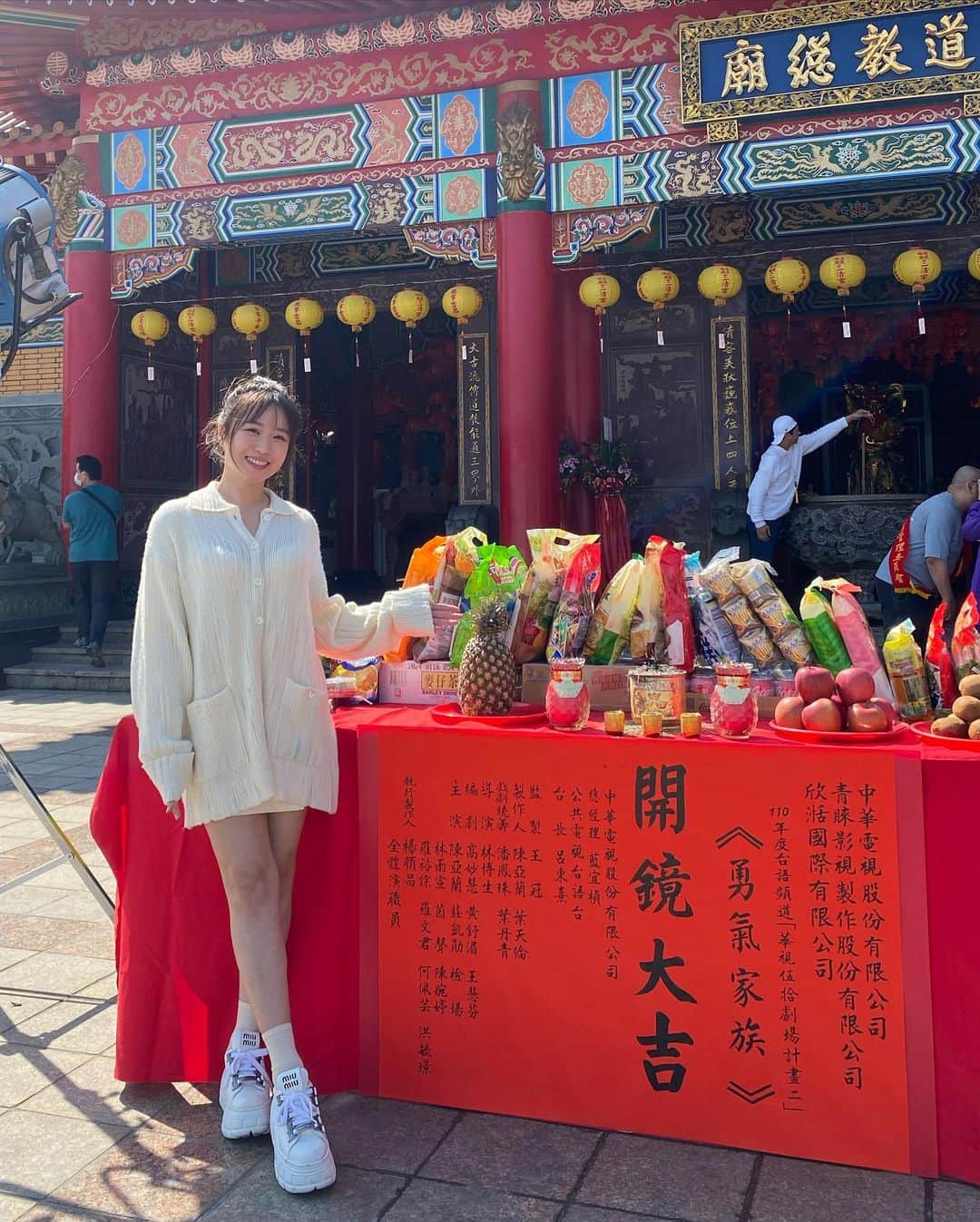 鄭茵聲のインスタグラム：「我們這一家 我要重回拍戲的懷抱了 這次挑戰台語劇集  還是挑戰歌仔戲班的孩子  幸好我跟過歌仔戲班  雖然年代久遠該忘的都忘光了  但是有種回到過去的時光感  好期待這部劇集  希望大家跟我一樣期待 #勇氣家族」