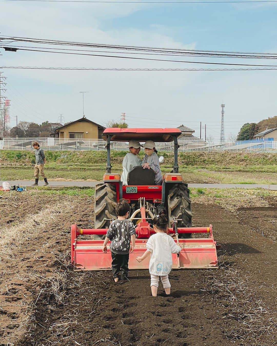 Kazukiさんのインスタグラム写真 - (KazukiInstagram)「. 土壌つくり🌱 . 素敵なご縁で、オーガニックファームのキラ星農園(@kiraboshi_farm)篠崎さんから田んぼを譲って頂きました. . 普段当たり前に食べてるお米を、無農薬、フルオーガニックで育ててみようと思い米創りを学んでます. . 皆んなで土を耕して、走り回りながら体についてる常在菌を沢山土にいれて、発酵と自然の力で土を育てていきます🌱 . 5月に水張りをして稲を植えるので、興味がある人は遊びに来てください🧑‍🌾. . . 普段はアスファルトだらけの不自然な環境だからこそ、土を踏んで沢山自然を身体で感じるのが最高に気持ちいい🌞 . . そんな素敵なはじまりの日. #一粒万倍日 #天赦日 #寅の日」3月21日 22時29分 - kazukihamano