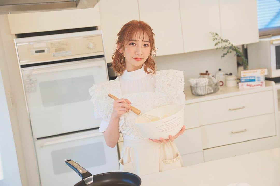 のインスタグラム：「. @aclinic_shinjuku で 木家先生 @aclinic_kiya に Aスレッド受けて2週間たったよ🙆‍♀️  痛みも腫れもなーんにも無かった🙆‍♀️ 友達に痩せたと勘違いされたけどまったく痩せてない😭笑  私みたいな丸顔さんにはかなりオススメ。 輪郭めっちゃはっきりします！  お料理でモテるのも大切だし 中身も大切だけど、見た目も大切やね♡  #aスレッド #糸リフト #aclinic #aclinic銀座 #aclinic横浜 #aclinic新宿 #aclinic名古屋 #aclinic大阪 #aclinic福岡 #aclinic池袋 #acllinic仙台 #aクリニック #エークリニック#小顔 #リフトアップ #スレッドリフト #小顔整形 #たるみ改善 #美容外科 #美容皮膚科 #美容クリニック　#木家佑理子」