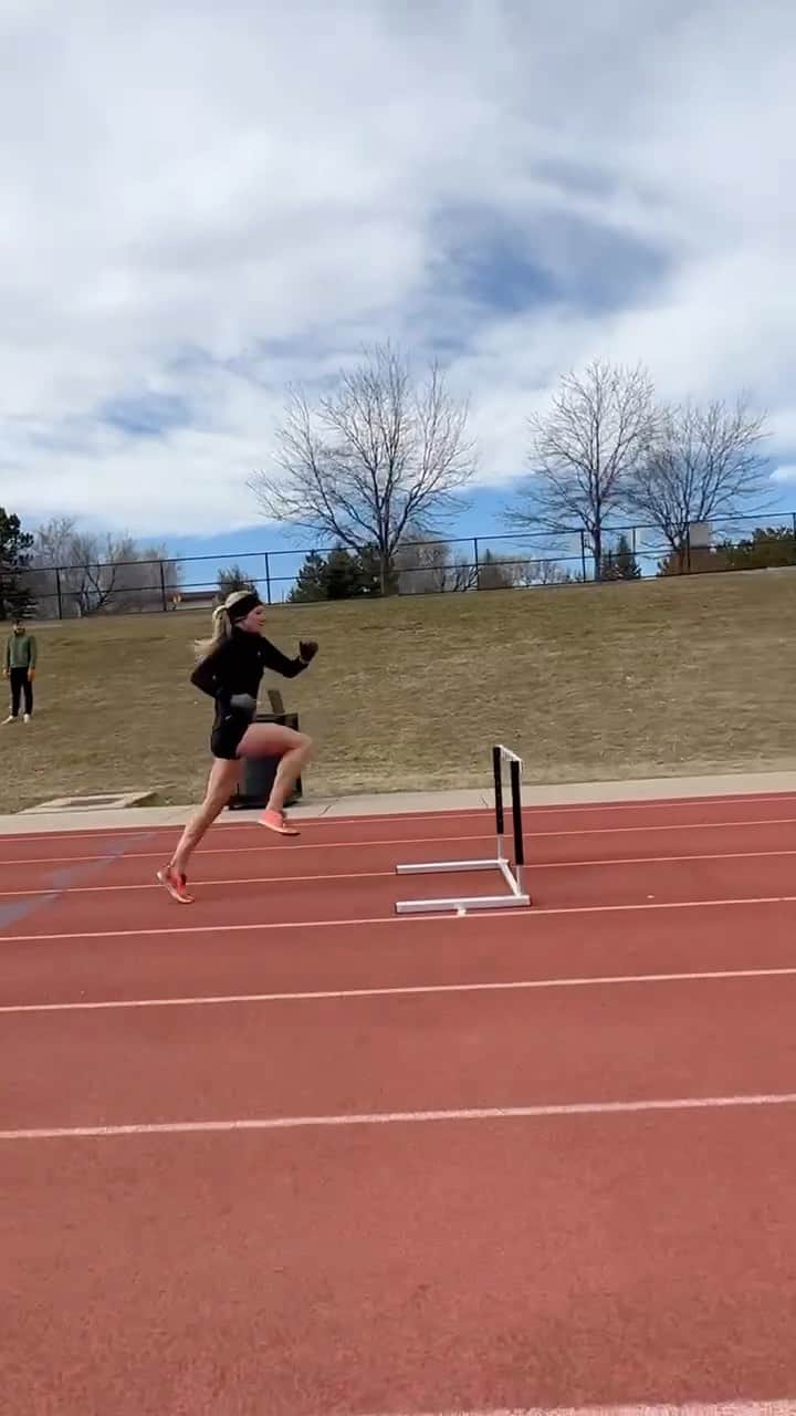 エマ・コバーンのインスタグラム：「Me looking at steeple season on the horizon 🤌🤌  . . . #steeplechase #steeple #hurdles #track #trackandfield #running」