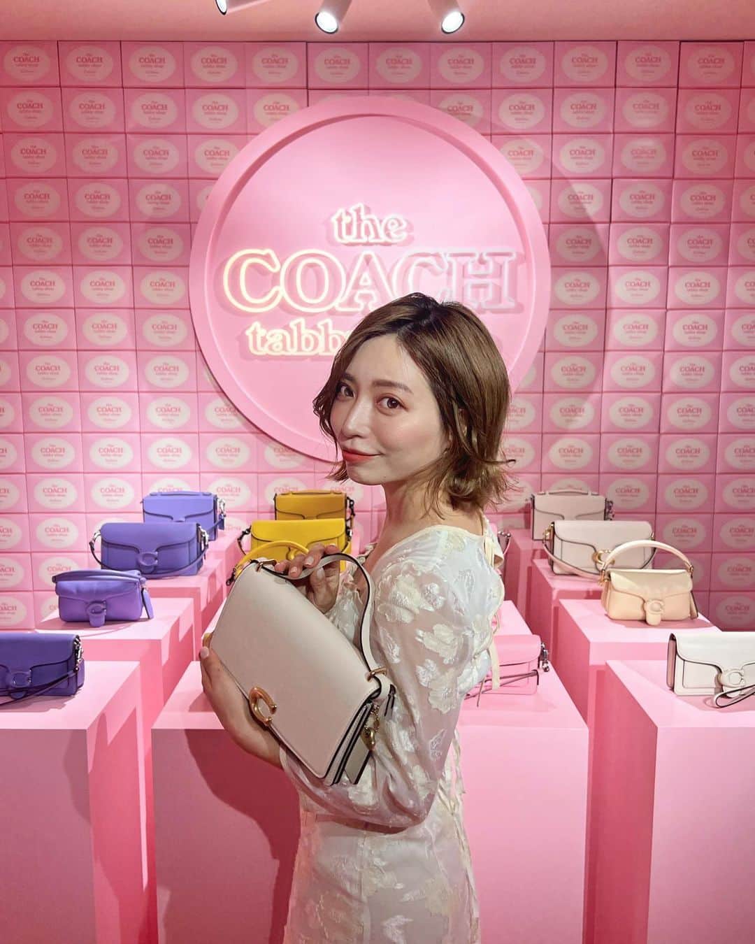 和希詩織のインスタグラム：「4月2日まで開催している 「コーチタビーショップ」  📍明治神宮前 UNKNOWN HARAJUKU(アンノン原宿) 東京都渋谷区神宮前6丁目5-番10号  期間限定コーチショップに行ってきたよ🛍 あなたに寄り添い『自分らしさ』を表現する コーチのアイコン"Tabby"の世界観を表現した世界観が素敵🤍  新作もたくさんあったよ🤭 . . . . 会場が和テイストでピンク色に彩られていて 写真撮りたくなる素敵な空間📸  みんなも是非行ってみてね . .  本日は一粒万倍日と天赦日、寅の日が重なるスペシャル最強開運日👛 何かを始めるととても縁起がいい日🌸  . . #コーチタビー #CoachJapan #InMyTabby #CoachNY #お出かけスポット」