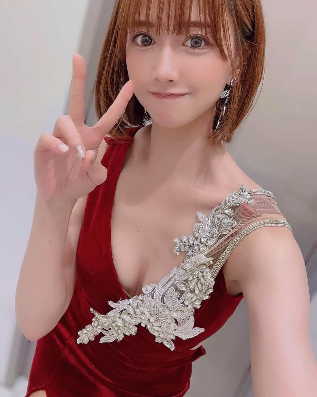 希島あいりのインスタグラム：「このドレス似合う？♥️」