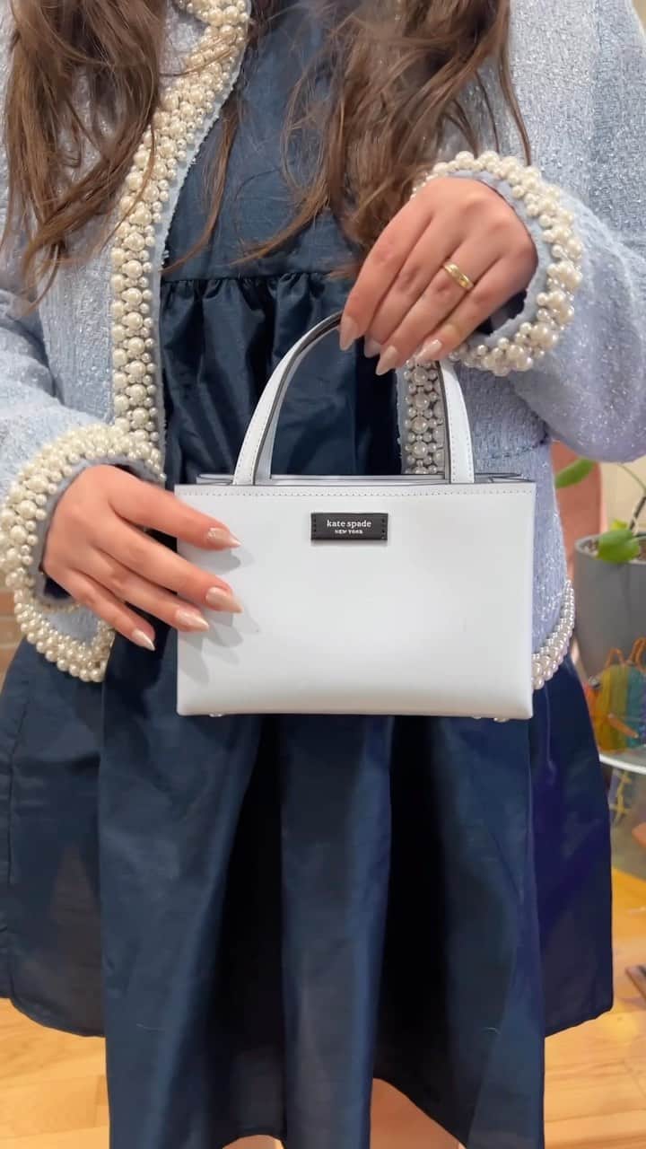 ケイト・スペードのインスタグラム：「✨ You could win a $1,000 kate spade new york shopping spree!  ✨  30 years of kate spade new york means 30 years of memories. We’d love to hear yours: something you wore for a milestone moment, the bag a loved one carried, or a special gift you’ll remember always. Share your moment for a chance to win! Enter at the link in bio.  And thanks to @oldloserinbrooklyn from the @dazed team, who shared her own throwback looks—with a uniquely 2023 spin. #katespadeny」