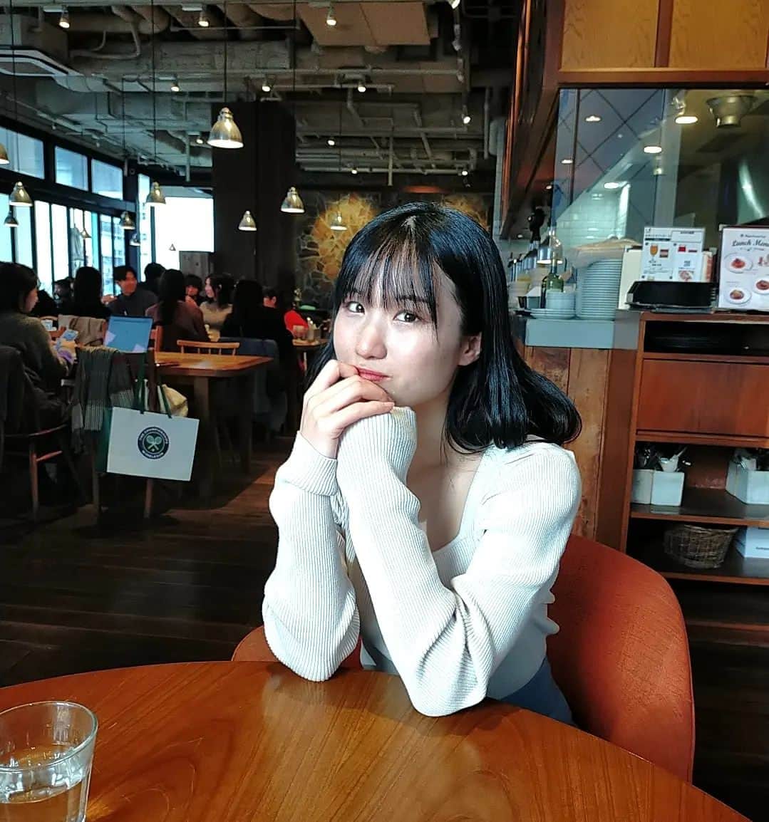 鈴木美南海さんのインスタグラム写真 - (鈴木美南海Instagram)「ー素の自分とは？？ 役者をする上で一番ブレてはいけない軸。 自分という軸がブレると全てがブレる。 今の私はブレていないか…？ めちゃくちゃブレてる。 まずは自分の軸を決めることから。 軸を見つける旅に出てみます🌸 ・ ・ #上杉美南海 #女優 #俳優 #役者 #モデル #アーティスト #アイドル #舞台  #今日のコーデ #ファッション #fashionista #お洒落好き #お洒落女子 #洋服 #スタイル #美南海スタイル #東京 #山形 #軸 #自分らしく #カフェ好き #カフェ女子 #渋谷 #渋谷カフェ #カフェ」3月21日 22時46分 - u_minami_official