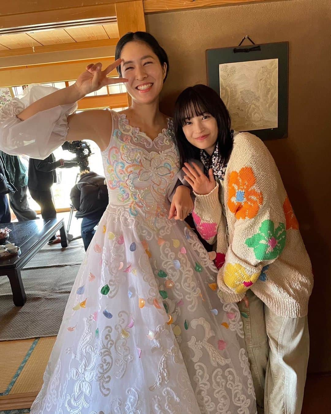 山下由奈さんのインスタグラム写真 - (山下由奈Instagram)「「夕暮れに、手をつなぐ」 全10話ありがとうございました☺️  昨年の6月頃から9ヶ月間、素晴らしい方々とこの作品に携わる事が出来て本当に幸せでした。 すずさん演じる空豆がとても大好きで、愛おしくて🥹 空豆みたいに正直に、真っ直ぐに生きていく事って、大人になるにつれ難しくて、大変で、面倒だったりして。もっと楽に生きたいから、ゆらーり避けながら生きていく事を選びがちになってしまうけど、自分が思う真っ直ぐを信じて生きていく人ってキラキラしてるんだなって改めて感じる事が出来ました。  本当にありがとうございました✨  #イケメンすずさん #広瀬すず　さん #花柄お揃い🌼 #それより顔大きさ違いすぎ😇 #私の顔の半分😇 #長崎」3月21日 22時56分 - yamashitayuna