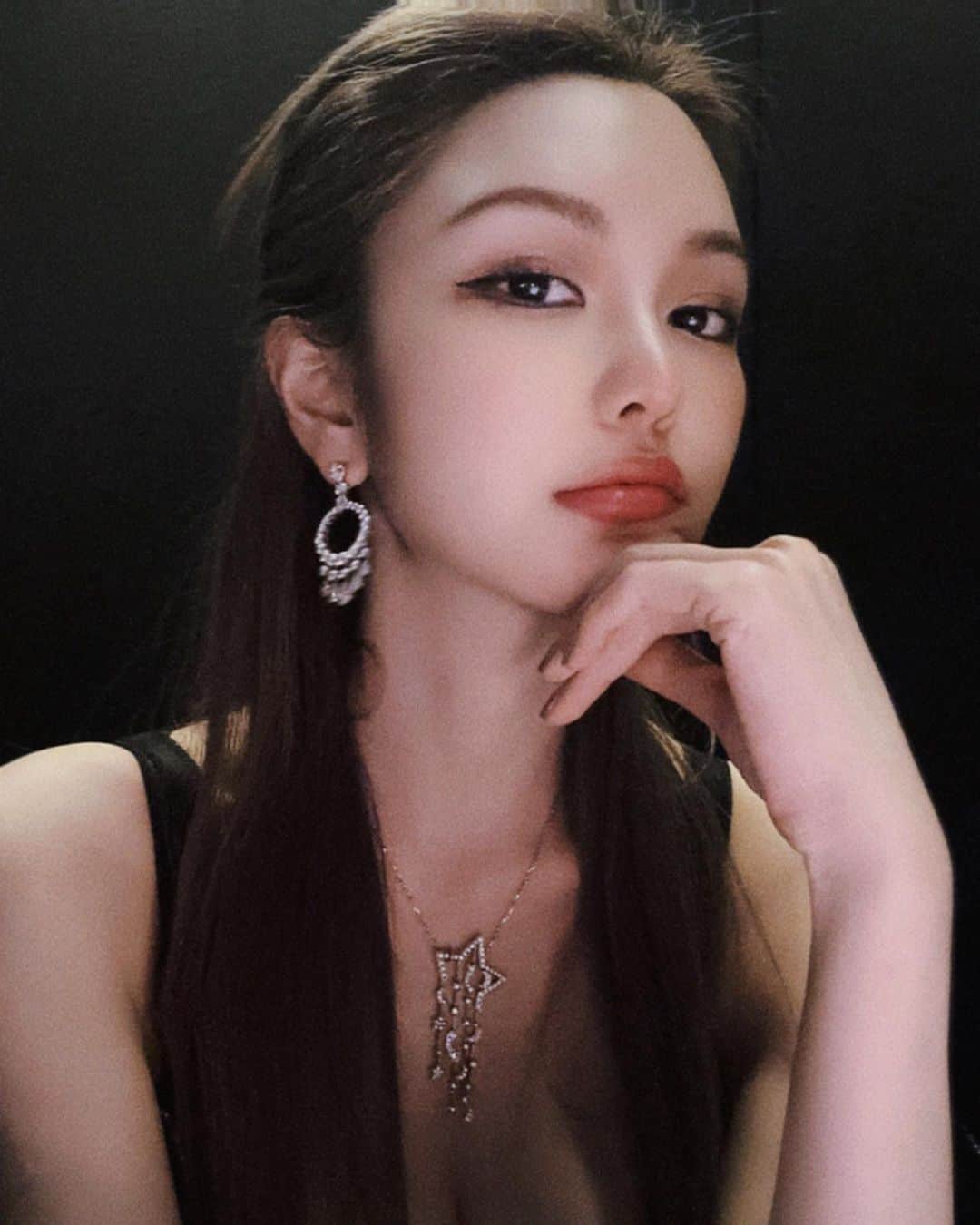 Grace Chowのインスタグラム：「🤔」