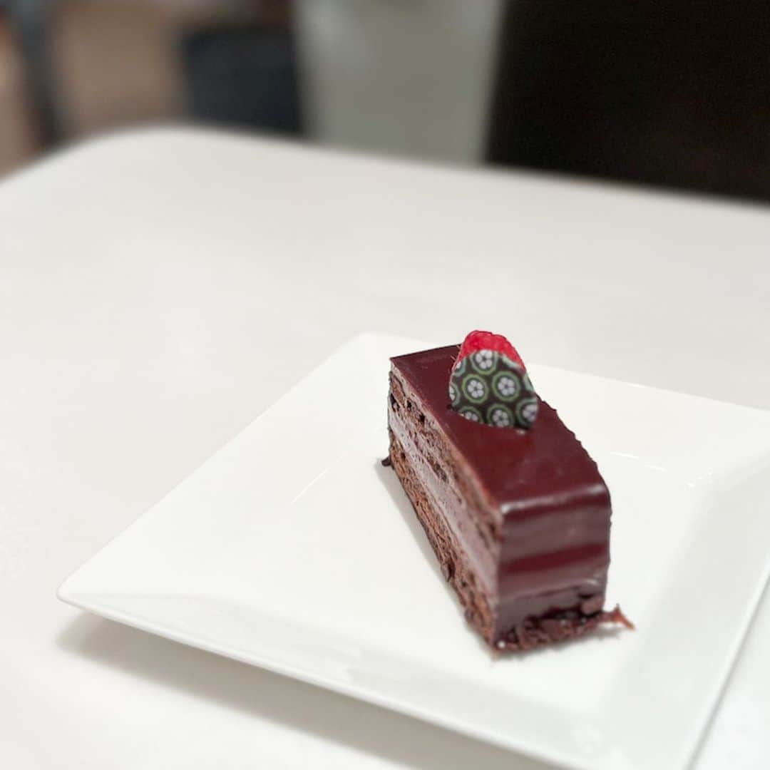 市川歩美さんのインスタグラム写真 - (市川歩美Instagram)「パスカル・ル・ガック東京でマスト。「ショコラフランボワーズ」を見つけたら、味わって◎  フルーリーなど、フォトジェニックなケーキもよいけれど、やっぱりこのケーキははずせない。  本店サン＝ジェルマン＝アン＝レーの、パスカル・ル・ガックシェフによるルセット、普遍のおいしさとは、こういうものかも。何度味わってもしあわせ♡  詳しくはチョコレートジャーナルでも書きました♡  https://chocolatejournal.fun/archives/20230319.html  #チョコレート #チョコレート大好き #チョコレート好き #ショコラ #チョコレート好きと繋がりたい #チョコレートケーキ #chocolate  #ilovechocolate  #chocolat #chocolatelovers  #chocolate #パスカルルガック東京 #ショコラフランボワーズ」3月21日 22時57分 - ayumichocolat