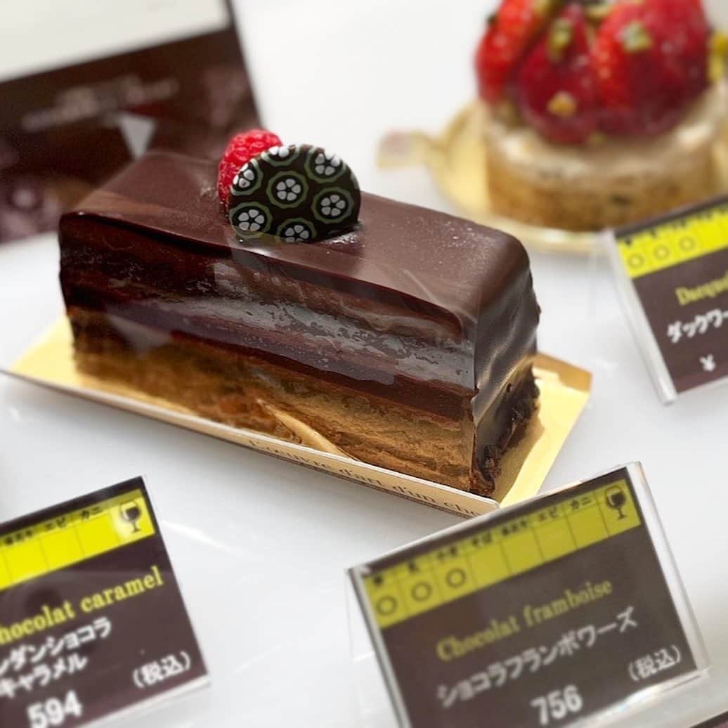 市川歩美のインスタグラム：「パスカル・ル・ガック東京でマスト。「ショコラフランボワーズ」を見つけたら、味わって◎  フルーリーなど、フォトジェニックなケーキもよいけれど、やっぱりこのケーキははずせない。  本店サン＝ジェルマン＝アン＝レーの、パスカル・ル・ガックシェフによるルセット、普遍のおいしさとは、こういうものかも。何度味わってもしあわせ♡  詳しくはチョコレートジャーナルでも書きました♡  https://chocolatejournal.fun/archives/20230319.html  #チョコレート #チョコレート大好き #チョコレート好き #ショコラ #チョコレート好きと繋がりたい #チョコレートケーキ #chocolate  #ilovechocolate  #chocolat #chocolatelovers  #chocolate #パスカルルガック東京 #ショコラフランボワーズ」