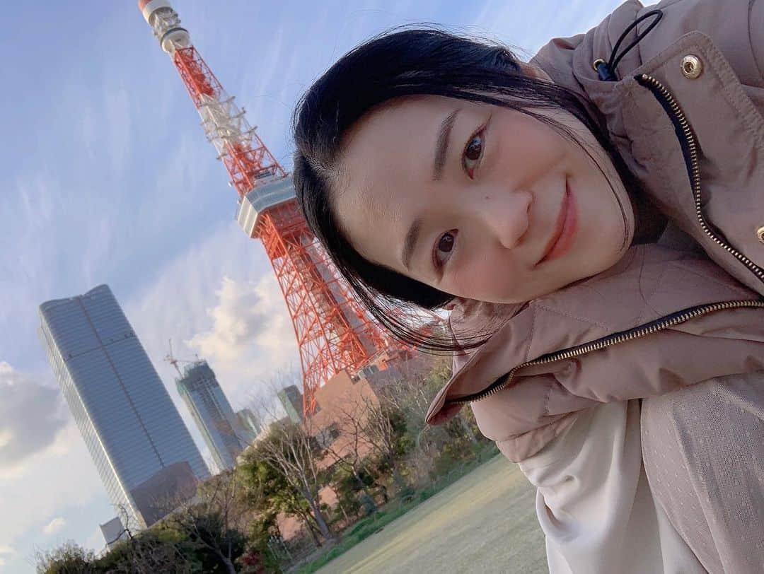 上野まなさんのインスタグラム写真 - (上野まなInstagram)「🌸🗼🌸  インコと東京タワーが大好きな🐥エレノア・シーさんとプチ東京タワーの旅へ！出会いはコマラジです♡  タワーに登る予定だったけど大混雑していたので💦 芝公園から眺めて楽しみました🗼笑  シーさんは名古屋在住なのに、東京タワー周辺に詳しくいろいろ案内してくれて、すごく楽しかったです🥰またいつか登れるといいな！  ランチのお蕎麦天丼セット、990円ナリ✨  #東京タワー #エレノアシー #上野まな #コマラジ #芝公園 #桜 #増上寺」3月21日 22時58分 - managram18