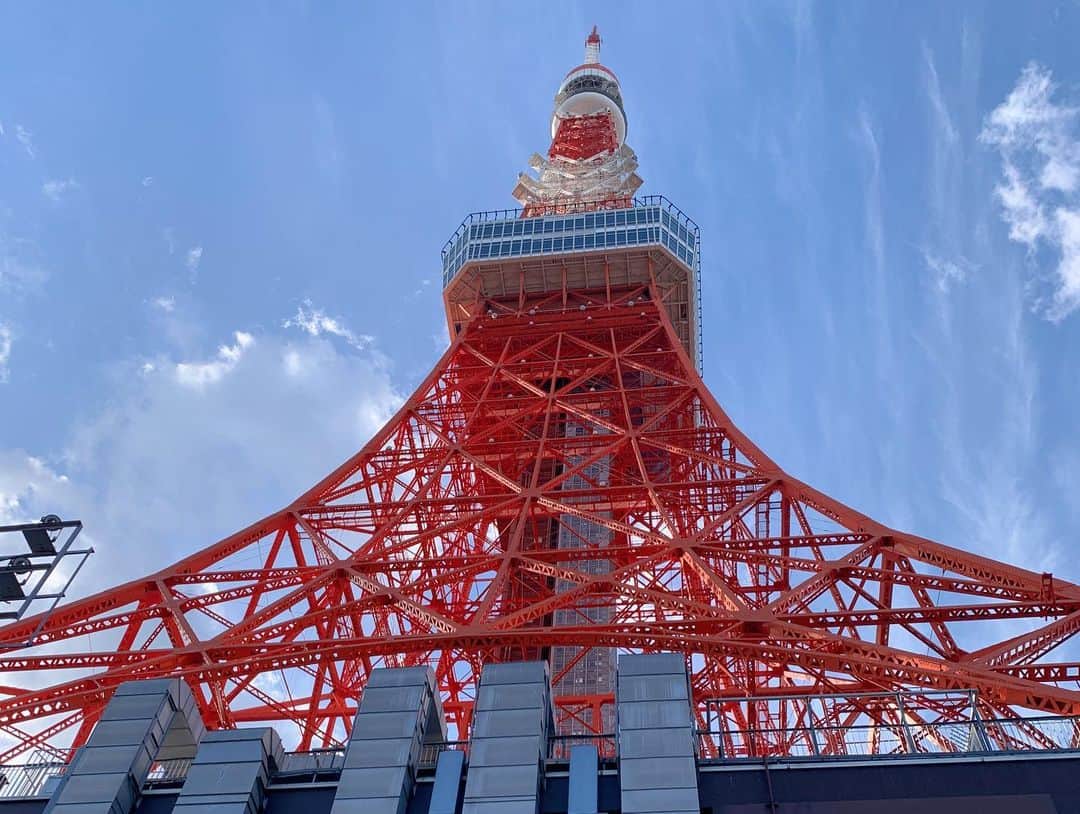 上野まなさんのインスタグラム写真 - (上野まなInstagram)「🌸🗼🌸  インコと東京タワーが大好きな🐥エレノア・シーさんとプチ東京タワーの旅へ！出会いはコマラジです♡  タワーに登る予定だったけど大混雑していたので💦 芝公園から眺めて楽しみました🗼笑  シーさんは名古屋在住なのに、東京タワー周辺に詳しくいろいろ案内してくれて、すごく楽しかったです🥰またいつか登れるといいな！  ランチのお蕎麦天丼セット、990円ナリ✨  #東京タワー #エレノアシー #上野まな #コマラジ #芝公園 #桜 #増上寺」3月21日 22時58分 - managram18