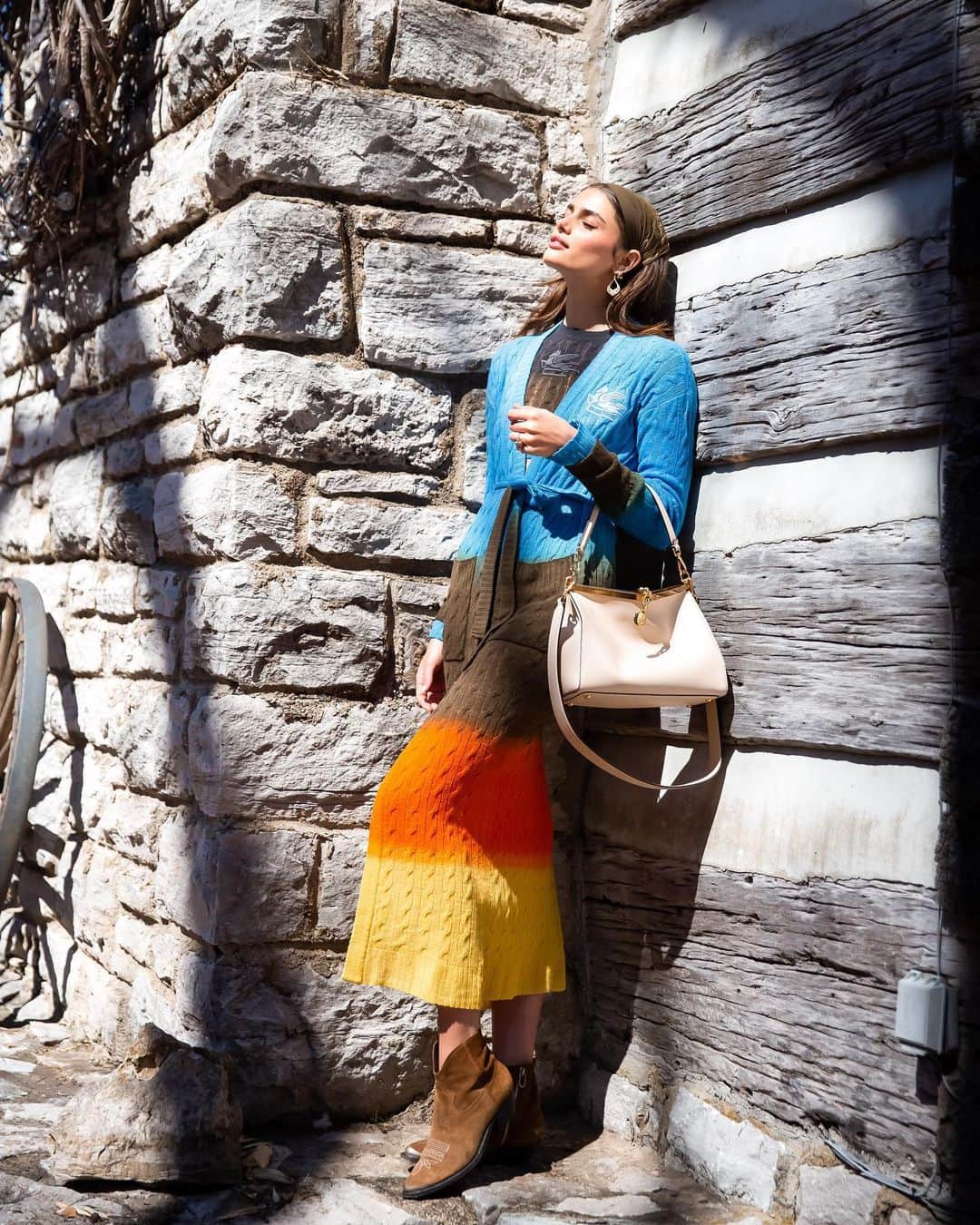 テイラー・ヒルのインスタグラム：「On the go with my #etrovelabag 💛🧡🤎💙 @etro @marcodevincenzo #etropartner」