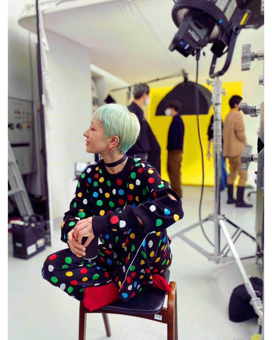 木村カエラのインスタグラム：「撮影中オフショット。  @harpersbazaarjapan  @louisvuitton」