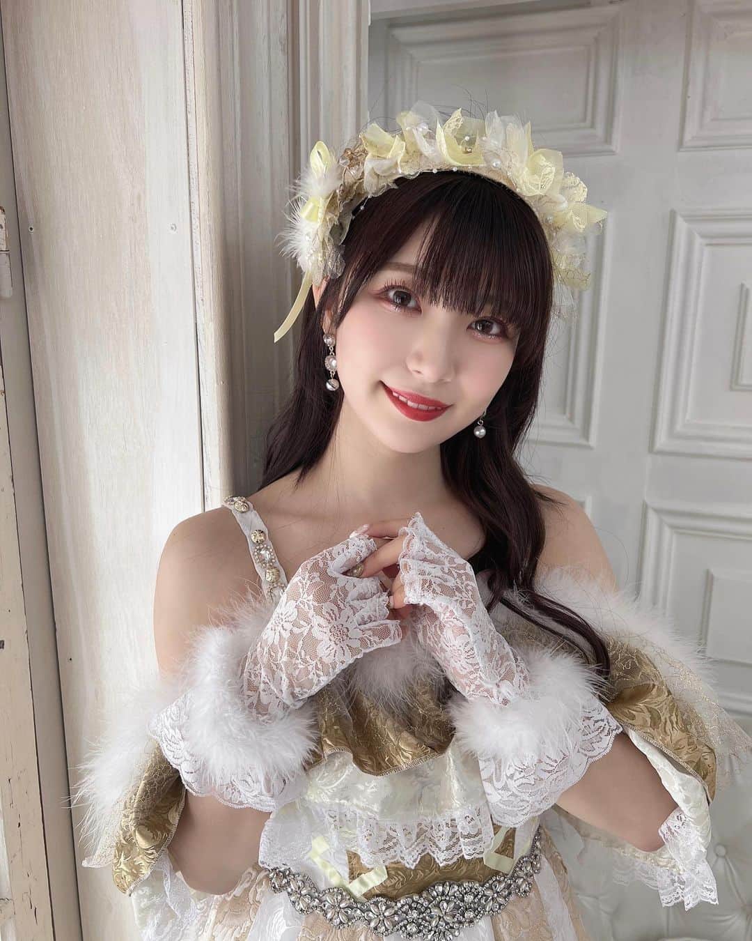 星野理沙のインスタグラム：「🌟  フォトブック撮影した時の！ 本当に生誕衣装可愛すぎて（ ; ; ） また着れる機会あったらいいな👗  生誕も終わっていつまでエクステつけてるか悩み始めた〜 ロングとショートどっちが好きですか？、コメントしてね✏️  ラブアグ明日から３日オフなのでのんびりします🍵 今週末ないの寂しい🥲けどじっくり体労わるよー  明日も一緒に頑張ろ、🐶」