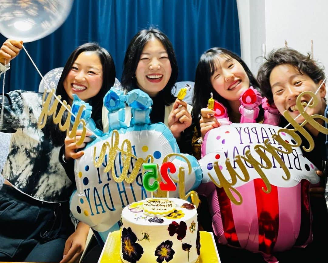 田中秋桜のインスタグラム：「部屋でしか集合しない4人🎂 なんてったってコロナ世代😃  おめでとう2人とも🎊 @hina_matoba @omoto_sakurako  今回もナイスな飾り付けとケーキチョイス🧁 @kano_okihara 自分の誕生日も飾り付けよろ😀」