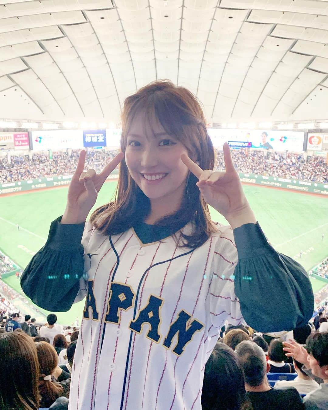 野村彩也子さんのインスタグラム写真 - (野村彩也子Instagram)「. <WBC決勝　日本🇯🇵対アメリカ🇺🇸>  いよいよ最後の決戦をむかえます。  日本中に旋風を巻き起こしている今大会🔥  プレーでは 毎試合それぞれの選手が持ち味を発揮！ 投打ともに常に目が釘付けの状態に😳  侍ジャパンは全員が輝けるチーム。  そして栗山監督の最後まで信じぬく采配。  結果的にはここまで全勝ですが、 最も心を打たれたのは 「決勝までの道のり」だと感じています。  WBCに向けて去年から動き出している様子を 取材させていただく中で 何通りもの結果や選択肢を乗り越えて 今に辿り着いていると。  実際、どんな勝ち方をしても試合後の会見で 栗山監督の表情や言葉は一瞬も緩みませんでした。  結果論では片付けられないことを物語っています。 . . . 他にも今大会ならではなのが✨ プレー以外での選手の姿❣️❣️  これまた最高ですね🎉  ・ヌートバー選手のペッパーミルパフォーマンス ・牧選手のデスターシャ ・岡本選手の最高です。 ・東京ドームで流れたキツネダンス ・ベンチでの様子、SNSの更新などなど 沢山の楽しい思い出が☺️💓 . . このメンバーで戦うのはあと一試合。 その瞬間を見られると最後まで信じましょう！！  選手自身や支えている周りの方々の想い、 そしてなにより皆さんの応援が必ず力になります💪  悲願の頂点まであと少し🔥 侍ジャパン🇯🇵 いざ、出陣。  . . . . #試合前に現地にいる槇原さんと中継でお伝えしました #次現場でドキドキしながら準決勝観戦 #サヨナラの瞬間にスタイリストさんと抱き合って喜びを分かち合いました #ふたりで鳥肌止まらないし涙出そうになる #ハイライトだけでも10回は見ている #サヤコの取材日記」3月21日 23時09分 - nomurasayako