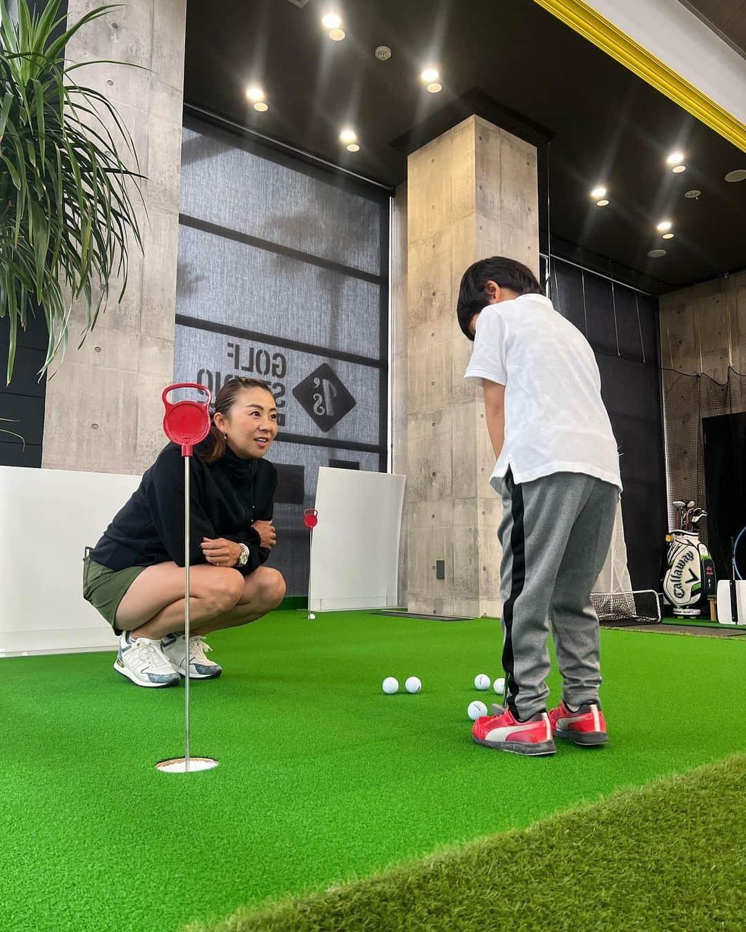 佐伯三貴のインスタグラム：「久しぶりにアイズゴルフスタジオでレッスンイベントをさせて頂きました🥰  有難い事に予想以上のお客様からご連絡を頂き当初の枠より増枠して予定より多くのお客様にレッスンさせて頂きました❣️  プロを目指しているジュニアゴルファーやゴルフをこれから始める可愛いお客様も来てくださり、最初は無口でしたが帰る頃には汗だくで笑いながらゴルフを楽しんでくれてました🥳  ゴルフを始めて半年のお客様が私のYouTubeを見てそれだけ練習したら100を切ったと嬉しいお言葉も😭❤️  ゴルフが上手くなりたい女性のお客様もいらして下さり、リピーターのお客様も前回のレッスンでお伝えした事でかなりゴルフが良くなったとの嬉しいお言葉ばかりで嬉しすぎて言葉になりませんでした😭  お陰様で多忙でイベントも不定期ですが来月には遂にラウンドレッスンイベントも決まっております🥰  私以外にも現役プロゴルファー多数在籍しているので是非興味のある方は　@isgolfstudio_fukuoka_bayside  是非お越しください❣️  体験レッスンもあります❣️  ゴルフを楽しく、確実に上達するならアイズゴルフスタジオへ💁‍♀️💙」