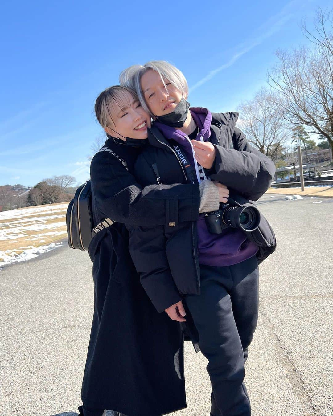 ハナフサユウスケのインスタグラム：「結婚式して12年経ちましてん♪ ＊ ＊ 昔より ちょっとケンカ減ったかな ＊ ＊ うん、 多分。 ＊ ＊ 我慢してくれてんかな ＊ ＊ まぁ、 いつもありがとう ＊ ＊ #左手 #キモい ＊ #夫婦#13年目#結婚式記念日」