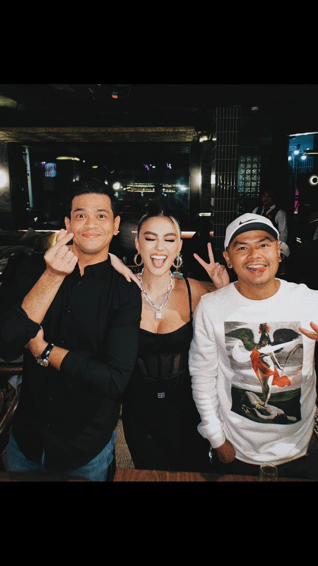 アグネス・モニカのインスタグラム：「New friends, old friends, forever friends! Frfr some have been my friends since i was 9 years old 🤣 What a night.. Celebrating love, friendship and good vibes ONLY before going back to LA!  (Plus it doesnt hurt when it’s done at my restaurant club and cafe @senovartijakarta while drinking my very own moscato wine, AMO @amolovepotion)   🤪 #humbleflex #AGNEZMO」