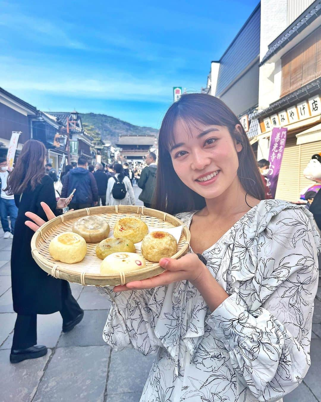 林恵理のインスタグラム：「昨日の中継のオフショット！ 信州のソウルフード、おやき✨ 仲店通りはいろいろなお店があって、食べ歩きにオススメです☺️  そして、、、 明日もずくだせテレビで中継担当します！ 是非見てくださいねー！ . . #善光寺 #善光寺仲店通り #おやき #信州のソウルフード #長野県 #長野市 #長野 #信州 #ずくだせテレビ #ずくテレ #中継 #リポーター #モデル #oyaki #nagano #shinsyu #zenkoji #zenkojitemple #soulfood #reporter #model」