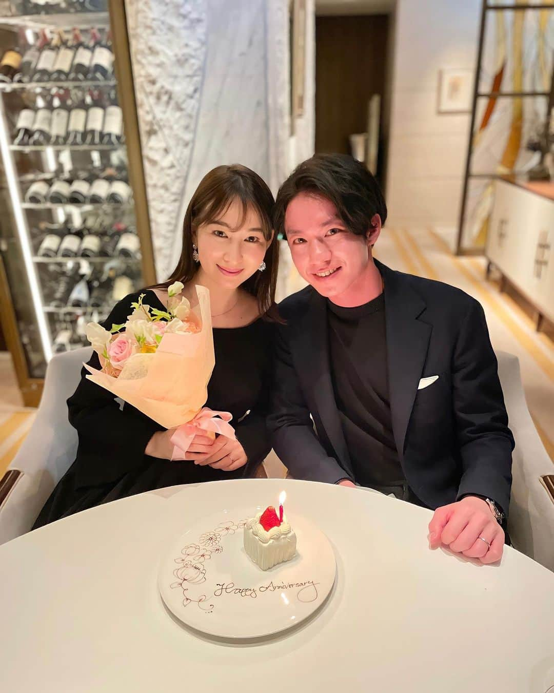 下田奈奈のインスタグラム：「【3.21は結婚式記念日🕊】  結婚式から今日でまる1年🤭 東京會舘のRESTAURANT PRUNIERへ🍴  付き合い始めてから約3年 入籍してから約2年 結婚式から1年が経ちました🗓  長い人生の中ではまだまだ日は浅い二人ですが 毎日穏やかで笑いが絶えない日々に感謝です 毎日幸せをいっぱいありがとう〜🫶🏻  今日のお祝いディナーも楽しくて楽しくて 思い出に写真もいっぱい撮りました✌🏻  いつもありがとう これからもよろしくね💐  #相変わらずお酒で顔が赤い夫🤵🏻 笑  #結婚式記念日 #結婚式記念日ディナー #東京會舘 #東京會舘卒花 #東京會舘プルニエ #レストランプルニエ #restaurantprunier」