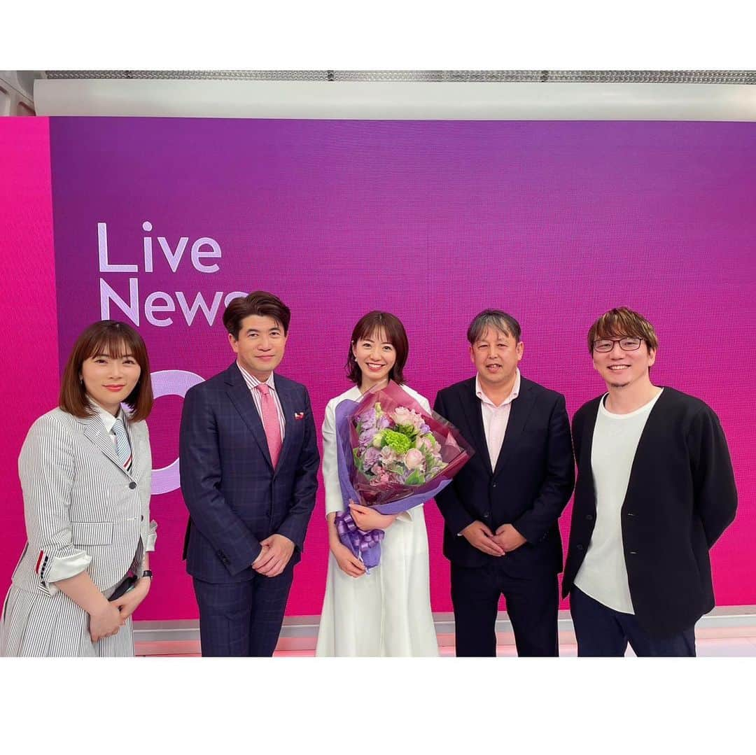 内田嶺衣奈さんのインスタグラム写真 - (内田嶺衣奈Instagram)「💜  昨日は私にとって最後のLiveNewsαでした😊  4年間、沢山の刺激と学びがあり、 キャスターとしても人間としても成長させてくれた本当に大切な番組です。  この4年間の経験は宝物です✨  これまで皆さまの貴重な夜のお時間にお付き合い頂き、 本当にありがとうございました🥹 かけていただく言葉に 沢山励まされていました🥺💓  オンエア後、アナウンサー陣とコメンテーターのみなさん、そしてスタッフの皆さんがスタジオに集まってくれました😭😭😭 ひとりひとりの顔を見たら、涙がほろり。  本当にあたたかい環境の中で仕事をさせて頂いていたなと感じています。 頂いた色紙やプレゼント、大切にします☺️  感謝の想いを胸に、 またこの経験を糧に、 頑張ってまいります✨  4年間、本当にありがとうございました😊🌸  #LiveNewsα #大好きな後輩たちと #大好きなコメンテーターのみなさんと  #ありがとうございました💓  #頼もしい後輩たちによるLiveNewsαはまだまだ続きます！」3月21日 23時26分 - reina.uchida