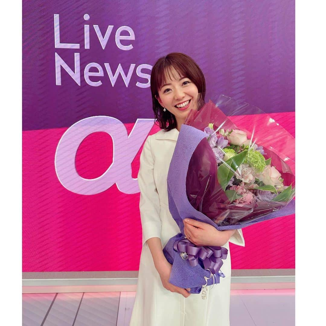 内田嶺衣奈さんのインスタグラム写真 - (内田嶺衣奈Instagram)「💜  昨日は私にとって最後のLiveNewsαでした😊  4年間、沢山の刺激と学びがあり、 キャスターとしても人間としても成長させてくれた本当に大切な番組です。  この4年間の経験は宝物です✨  これまで皆さまの貴重な夜のお時間にお付き合い頂き、 本当にありがとうございました🥹 かけていただく言葉に 沢山励まされていました🥺💓  オンエア後、アナウンサー陣とコメンテーターのみなさん、そしてスタッフの皆さんがスタジオに集まってくれました😭😭😭 ひとりひとりの顔を見たら、涙がほろり。  本当にあたたかい環境の中で仕事をさせて頂いていたなと感じています。 頂いた色紙やプレゼント、大切にします☺️  感謝の想いを胸に、 またこの経験を糧に、 頑張ってまいります✨  4年間、本当にありがとうございました😊🌸  #LiveNewsα #大好きな後輩たちと #大好きなコメンテーターのみなさんと  #ありがとうございました💓  #頼もしい後輩たちによるLiveNewsαはまだまだ続きます！」3月21日 23時26分 - reina.uchida