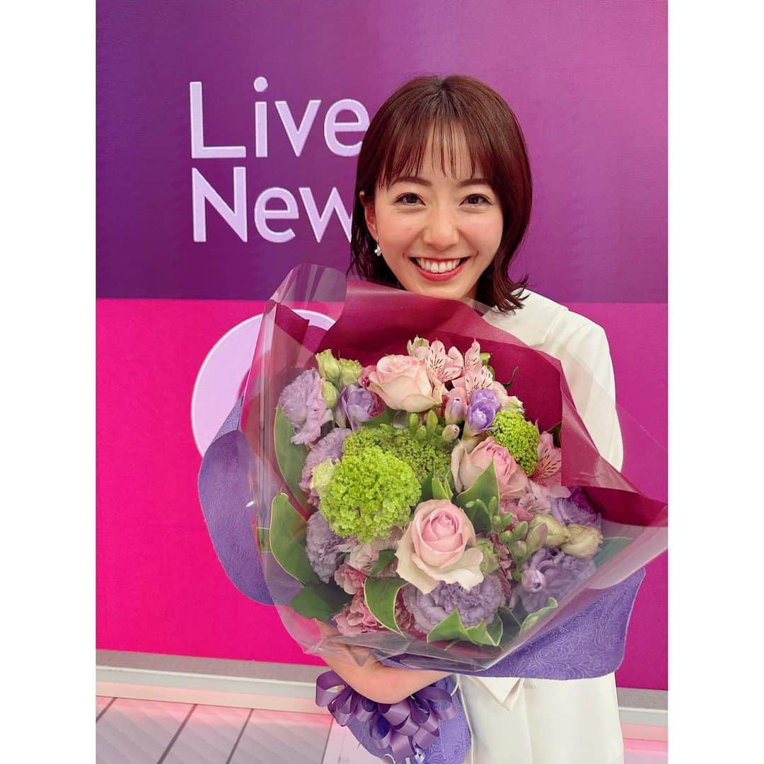 内田嶺衣奈さんのインスタグラム写真 - (内田嶺衣奈Instagram)「💜  昨日は私にとって最後のLiveNewsαでした😊  4年間、沢山の刺激と学びがあり、 キャスターとしても人間としても成長させてくれた本当に大切な番組です。  この4年間の経験は宝物です✨  これまで皆さまの貴重な夜のお時間にお付き合い頂き、 本当にありがとうございました🥹 かけていただく言葉に 沢山励まされていました🥺💓  オンエア後、アナウンサー陣とコメンテーターのみなさん、そしてスタッフの皆さんがスタジオに集まってくれました😭😭😭 ひとりひとりの顔を見たら、涙がほろり。  本当にあたたかい環境の中で仕事をさせて頂いていたなと感じています。 頂いた色紙やプレゼント、大切にします☺️  感謝の想いを胸に、 またこの経験を糧に、 頑張ってまいります✨  4年間、本当にありがとうございました😊🌸  #LiveNewsα #大好きな後輩たちと #大好きなコメンテーターのみなさんと  #ありがとうございました💓  #頼もしい後輩たちによるLiveNewsαはまだまだ続きます！」3月21日 23時26分 - reina.uchida