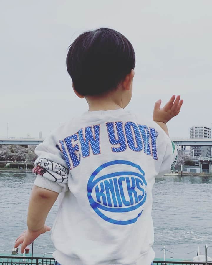 石川龍のインスタグラム：「NEW YORKスウェット着て、ハドソン川ではなく隅田川。 珍しく息子と二人デートの一日。 目黒の衾町公園→浅草の隅田公園をハシゴでした。 隅田公園で突如現れたシャボン玉おじさん（？）に、息子はもちろん、僕も童心に戻って大興奮。シャボン玉、いいね！ #シャボン玉  #隅田公園 #隅田川 #東京スカイツリー」
