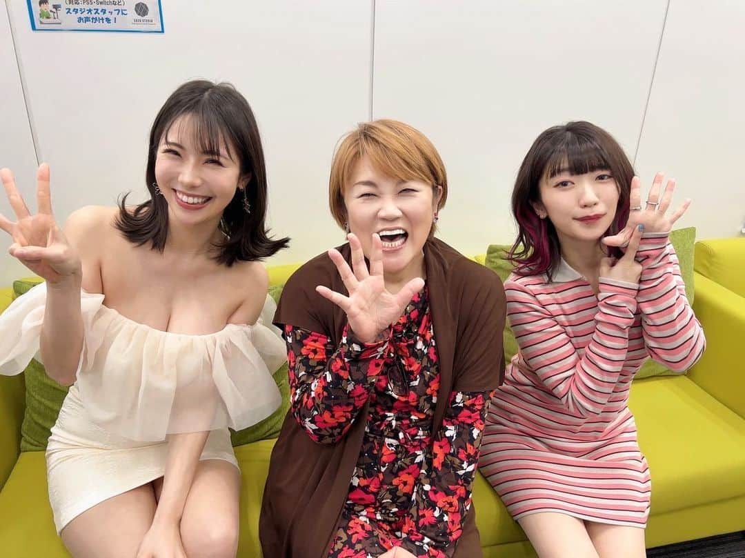 鈴木ふみ奈のインスタグラム：「BS12ポーカーオールイン！ご視聴ありがとうございました📺  放送の完全版はYouTube公式チャンネルで公開予定なので、見逃した方はそちらでチェックしてね♡♧♢♤  最後の3枚はコメント取り待ちで、鬼越トマホーク坂井さんのコメントが面白くて体制がどんどん崩れていってる写真🤣  #ポーカーオールイン」