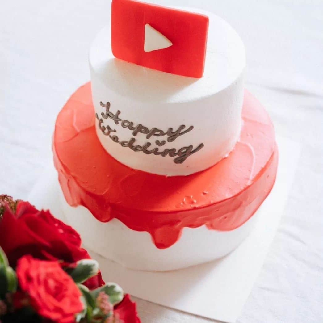 夜のケーキ屋さん♥Juli　(エディブルフラワー協会) さんのインスタグラム写真 - (夜のケーキ屋さん♥Juli　(エディブルフラワー協会) Instagram)「はなおでんがんお疲れ様でした🎉 そして、はなおさん💗みささん😍 ご結婚おめでとうございます💒  @hanao87_0 @misamisa_1029_  ウェディングフォトでのケーキも、さすがおふたりにぴったりなYouTubeデザイン💓 赤と白のくっきりコントラストなデザインのウェディングケーキってなかなかない気がするので斬新で素敵でした💓  お届けに行ったとき、みささんがあまりにも綺麗で見とれてしまっていたら😍 お写真撮りましょうって、はなおさんとみささんがわざわざセッティングしてくれて😭💓  私、素っぴんで行ったのに、カメラマンさんまで出てきてくださって、申し訳ないくらい良くしていただきました😭💒  雨予報だったのに、朝は雨だったのに、青空の晴天で、まるで はなおさんとみささんの為なような快晴に感激💒  みささんは、以前に、かこちんの卒業ケーキも頼んでくれて  はなおさんにも、以前にヒカルさんから誕生日ケーキを頼んでもらって、謎解きケーキを作ったことがあるので、  みささんと思い出話をしながら、ウェディングケーキをお打ち合わせできて、  優しい人柄が伝わってきて嬉しかったです😌💗  はなおでんがんの解散のラストの動画がとても盛り上がっていましたが、 これからはなおさんとみささん、きっとハネムーンだったり満喫されるのかな💒😍😍  幸せな新婚生活になりますように💒  #はなおでんがん#YouTube#YouTuber#ウェディングケーキ#ウェディングフォト#夜のケーキ屋さん」3月21日 23時33分 - juli_sasa