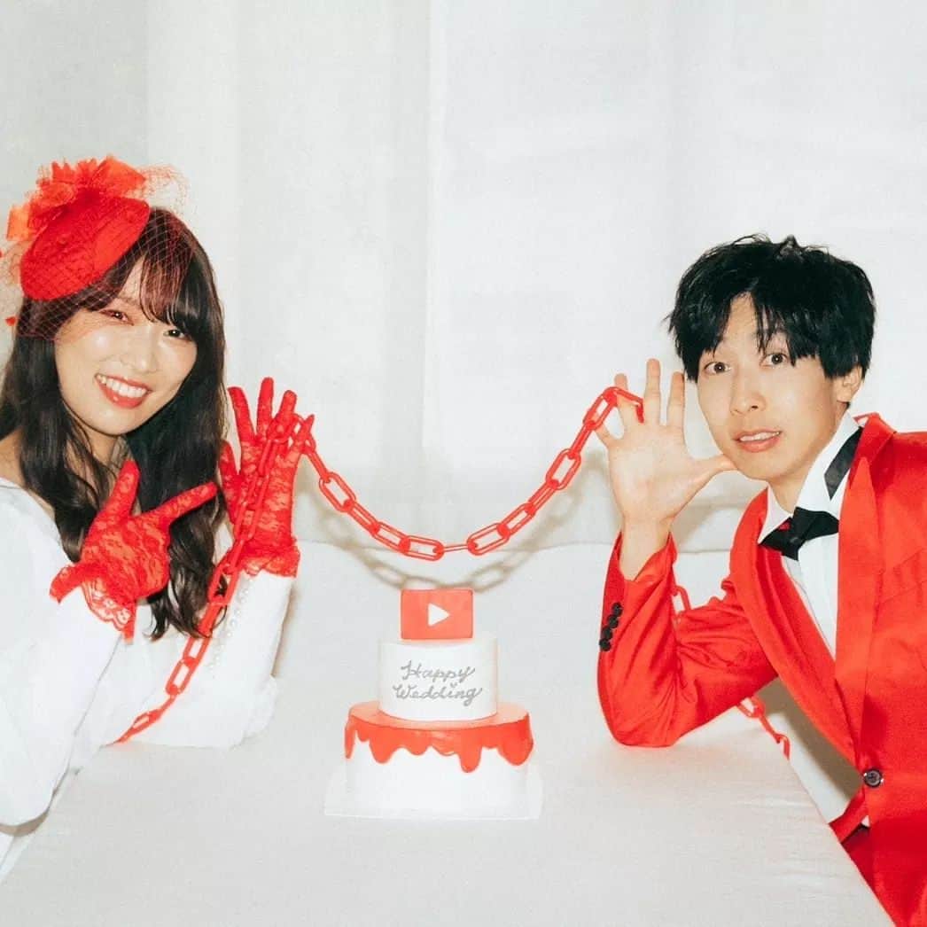 夜のケーキ屋さん♥Juli　(エディブルフラワー協会) さんのインスタグラム写真 - (夜のケーキ屋さん♥Juli　(エディブルフラワー協会) Instagram)「はなおでんがんお疲れ様でした🎉 そして、はなおさん💗みささん😍 ご結婚おめでとうございます💒  @hanao87_0 @misamisa_1029_  ウェディングフォトでのケーキも、さすがおふたりにぴったりなYouTubeデザイン💓 赤と白のくっきりコントラストなデザインのウェディングケーキってなかなかない気がするので斬新で素敵でした💓  お届けに行ったとき、みささんがあまりにも綺麗で見とれてしまっていたら😍 お写真撮りましょうって、はなおさんとみささんがわざわざセッティングしてくれて😭💓  私、素っぴんで行ったのに、カメラマンさんまで出てきてくださって、申し訳ないくらい良くしていただきました😭💒  雨予報だったのに、朝は雨だったのに、青空の晴天で、まるで はなおさんとみささんの為なような快晴に感激💒  みささんは、以前に、かこちんの卒業ケーキも頼んでくれて  はなおさんにも、以前にヒカルさんから誕生日ケーキを頼んでもらって、謎解きケーキを作ったことがあるので、  みささんと思い出話をしながら、ウェディングケーキをお打ち合わせできて、  優しい人柄が伝わってきて嬉しかったです😌💗  はなおでんがんの解散のラストの動画がとても盛り上がっていましたが、 これからはなおさんとみささん、きっとハネムーンだったり満喫されるのかな💒😍😍  幸せな新婚生活になりますように💒  #はなおでんがん#YouTube#YouTuber#ウェディングケーキ#ウェディングフォト#夜のケーキ屋さん」3月21日 23時33分 - juli_sasa