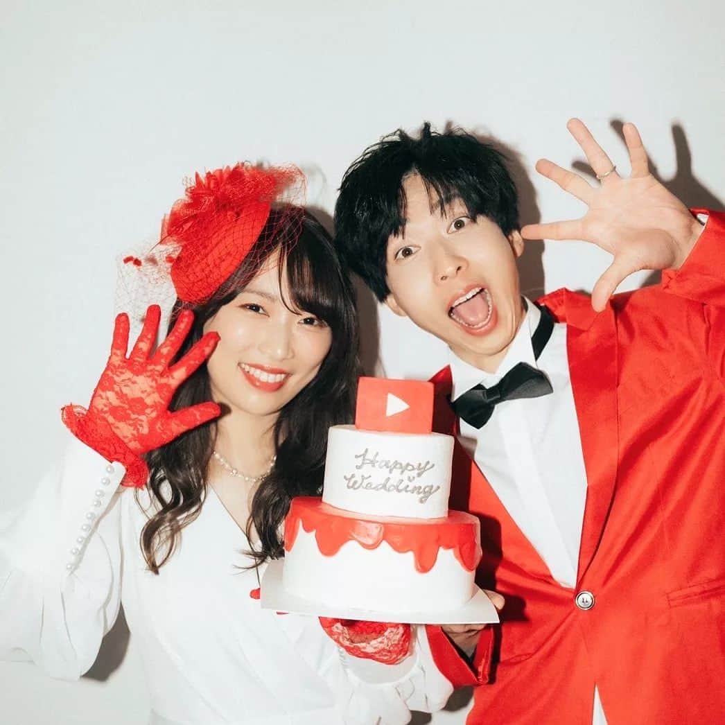 夜のケーキ屋さん♥Juli　(エディブルフラワー協会) のインスタグラム：「はなおでんがんお疲れ様でした🎉 そして、はなおさん💗みささん😍 ご結婚おめでとうございます💒  @hanao87_0 @misamisa_1029_  ウェディングフォトでのケーキも、さすがおふたりにぴったりなYouTubeデザイン💓 赤と白のくっきりコントラストなデザインのウェディングケーキってなかなかない気がするので斬新で素敵でした💓  お届けに行ったとき、みささんがあまりにも綺麗で見とれてしまっていたら😍 お写真撮りましょうって、はなおさんとみささんがわざわざセッティングしてくれて😭💓  私、素っぴんで行ったのに、カメラマンさんまで出てきてくださって、申し訳ないくらい良くしていただきました😭💒  雨予報だったのに、朝は雨だったのに、青空の晴天で、まるで はなおさんとみささんの為なような快晴に感激💒  みささんは、以前に、かこちんの卒業ケーキも頼んでくれて  はなおさんにも、以前にヒカルさんから誕生日ケーキを頼んでもらって、謎解きケーキを作ったことがあるので、  みささんと思い出話をしながら、ウェディングケーキをお打ち合わせできて、  優しい人柄が伝わってきて嬉しかったです😌💗  はなおでんがんの解散のラストの動画がとても盛り上がっていましたが、 これからはなおさんとみささん、きっとハネムーンだったり満喫されるのかな💒😍😍  幸せな新婚生活になりますように💒  #はなおでんがん#YouTube#YouTuber#ウェディングケーキ#ウェディングフォト#夜のケーキ屋さん」