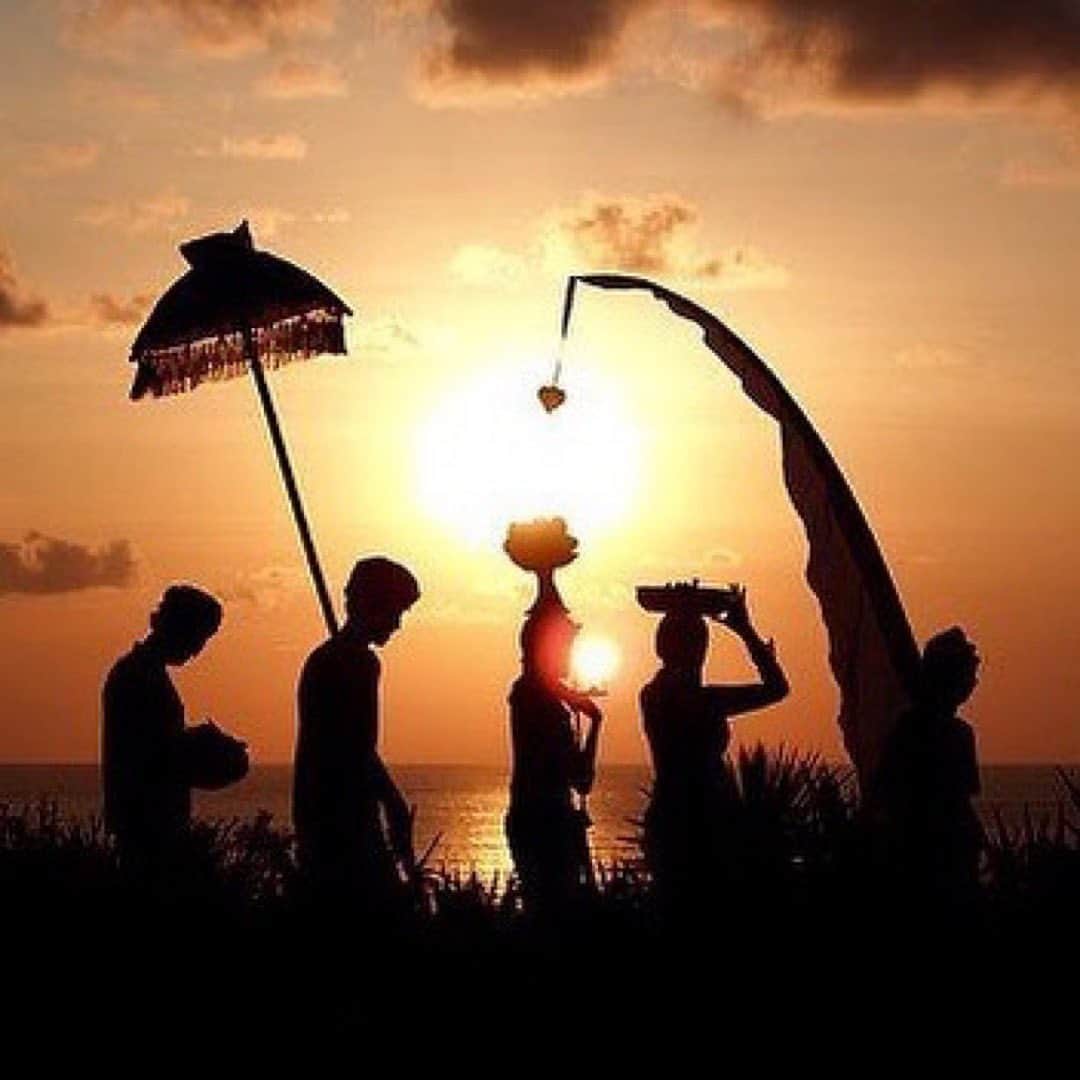 ベックスロックスさんのインスタグラム写真 - (ベックスロックスInstagram)「Selamat Hari Raya Nyepi to all my Balinese friends and family 💖✨ ⠀⠀⠀⠀⠀⠀⠀⠀⠀ “The gift of concentration is the spaciousness that surrounds it. Focus illuminates immensity.” Radiance Sutras  ⠀⠀⠀⠀⠀⠀⠀⠀⠀ Reflections as we go into the Balinese New Year that’s falls  on the new moon today. “Nyepi” day is a silent day where the power is switched off and we enter a day of meditation to reflect the past year and focus on what we wish to invite in whilst star gazing in the crisp un polluted skies.  ⠀⠀⠀⠀⠀⠀⠀⠀⠀ Lets take a deep BREATH, close our eyes for a minute and focus on the immense, shut out the noise and send prayers to all your loved ones and extended communities, to Mother Nature and beyond. ⠀⠀⠀⠀⠀ ⠀⠀⠀⠀⠀⠀⠀⠀⠀ With ❤️✨🙏 ⠀⠀⠀⠀⠀⠀⠀⠀⠀ ⠀⠀⠀⠀⠀⠀⠀⠀⠀ #Nyepi #silentday  #loveandlight #Balinesetraditions  #newmoon」3月21日 23時35分 - rcollectivestudio