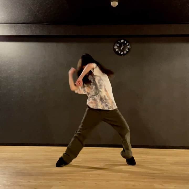 Asuka Fujimoriのインスタグラム：「𝘚 𝘯 𝘢 𝘤 𝘬 🍑👏🏽 @msbanks @kidakudzgram  Choreo by me🧠 ・・・ みんなのSnack仕上がりすぎてご馳走様でした！❤︎ フルきっつかったね〜🥶🥶🥶　 #snack#msbanks#kidakudz #choreography」