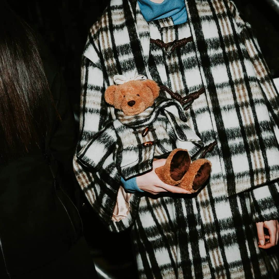 LIECOLLECTIONさんのインスタグラム写真 - (LIECOLLECTIONInstagram)「LIE 23FW SEOUL FASHION WEEK  PLUR: Peace, Love, UNITY and Love Special collaboration with @teddybearmuseum  @chaussurelapin  . . #LIEcollection #LIE #라이컬렉션 #라이  #seoulfashionweek #runway #kfashion」3月21日 23時45分 - liecollection_