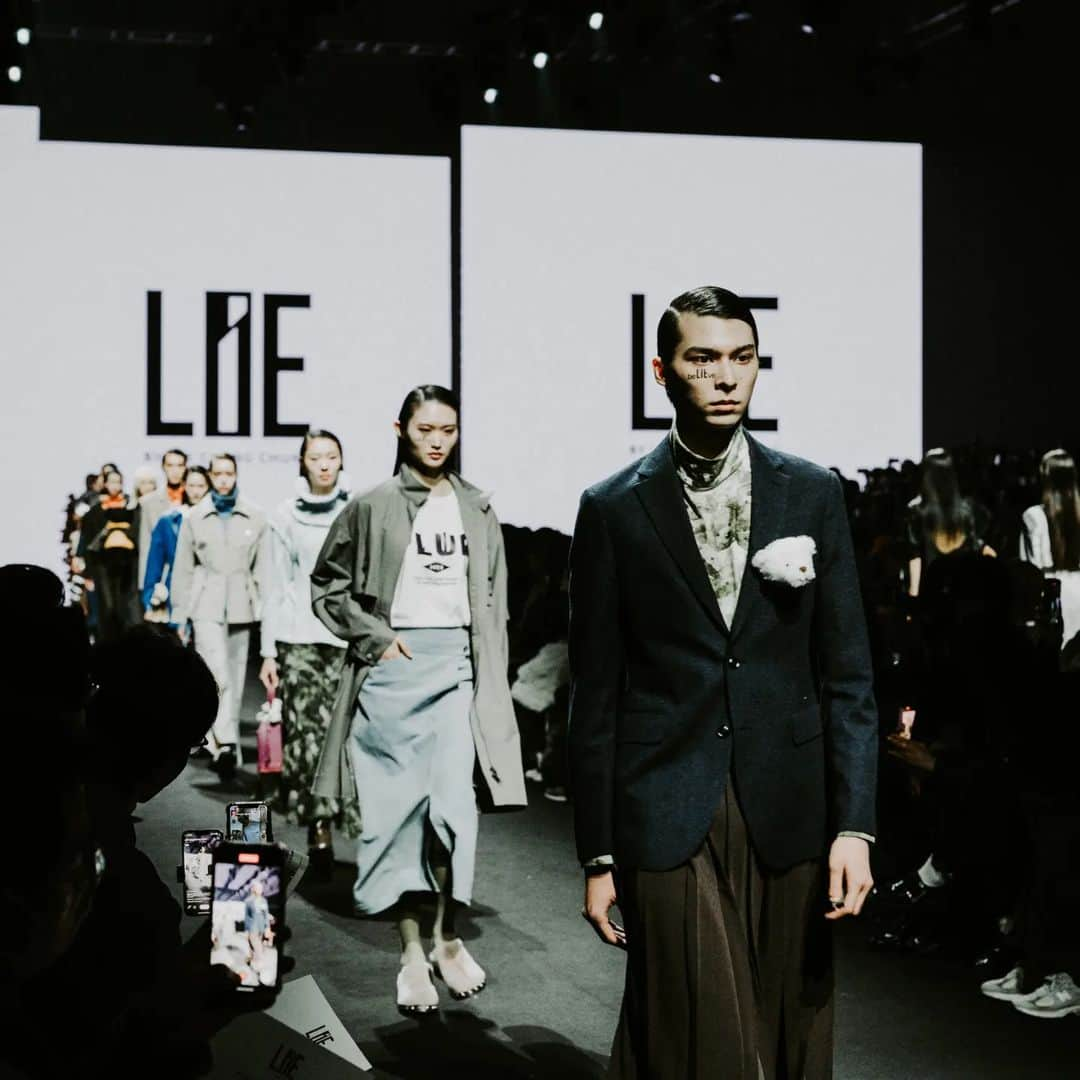 LIECOLLECTIONさんのインスタグラム写真 - (LIECOLLECTIONInstagram)「LIE 23FW SEOUL FASHION WEEK  PLUR: Peace, Love, UNITY and Love Special collaboration with @teddybearmuseum  @chaussurelapin  . . #LIEcollection #LIE #라이컬렉션 #라이  #seoulfashionweek #runway #kfashion」3月21日 23時45分 - liecollection_