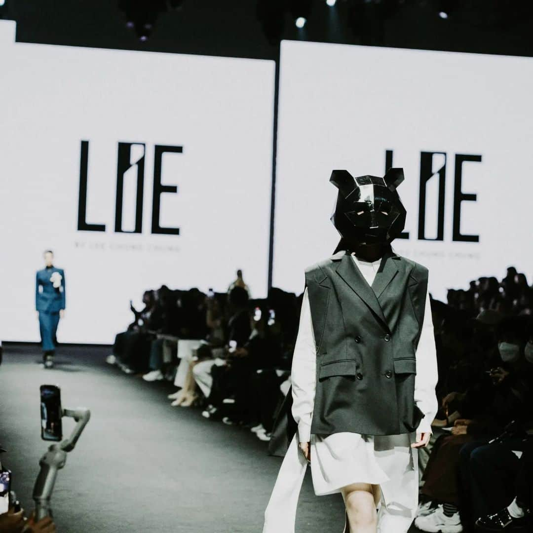 LIECOLLECTIONさんのインスタグラム写真 - (LIECOLLECTIONInstagram)「LIE 23FW SEOUL FASHION WEEK  PLUR: Peace, Love, UNITY and Love Special collaboration with @teddybearmuseum  @chaussurelapin  . . #LIEcollection #LIE #라이컬렉션 #라이  #seoulfashionweek #runway #kfashion」3月21日 23時45分 - liecollection_