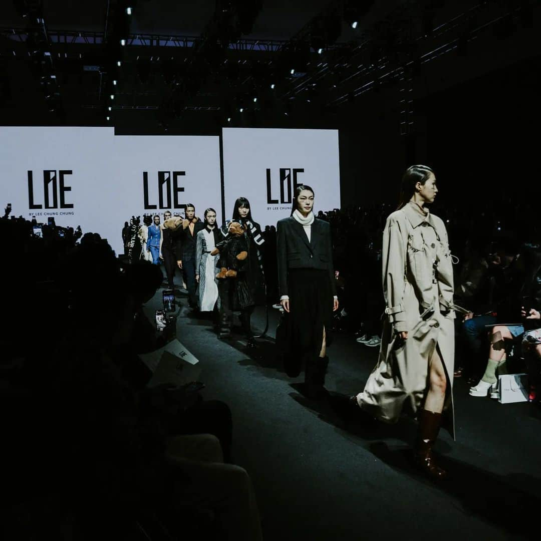 LIECOLLECTIONさんのインスタグラム写真 - (LIECOLLECTIONInstagram)「LIE 23FW SEOUL FASHION WEEK  PLUR: Peace, Love, UNITY and Love Special collaboration with @teddybearmuseum  @chaussurelapin  . . #LIEcollection #LIE #라이컬렉션 #라이  #seoulfashionweek #runway #kfashion」3月21日 23時45分 - liecollection_