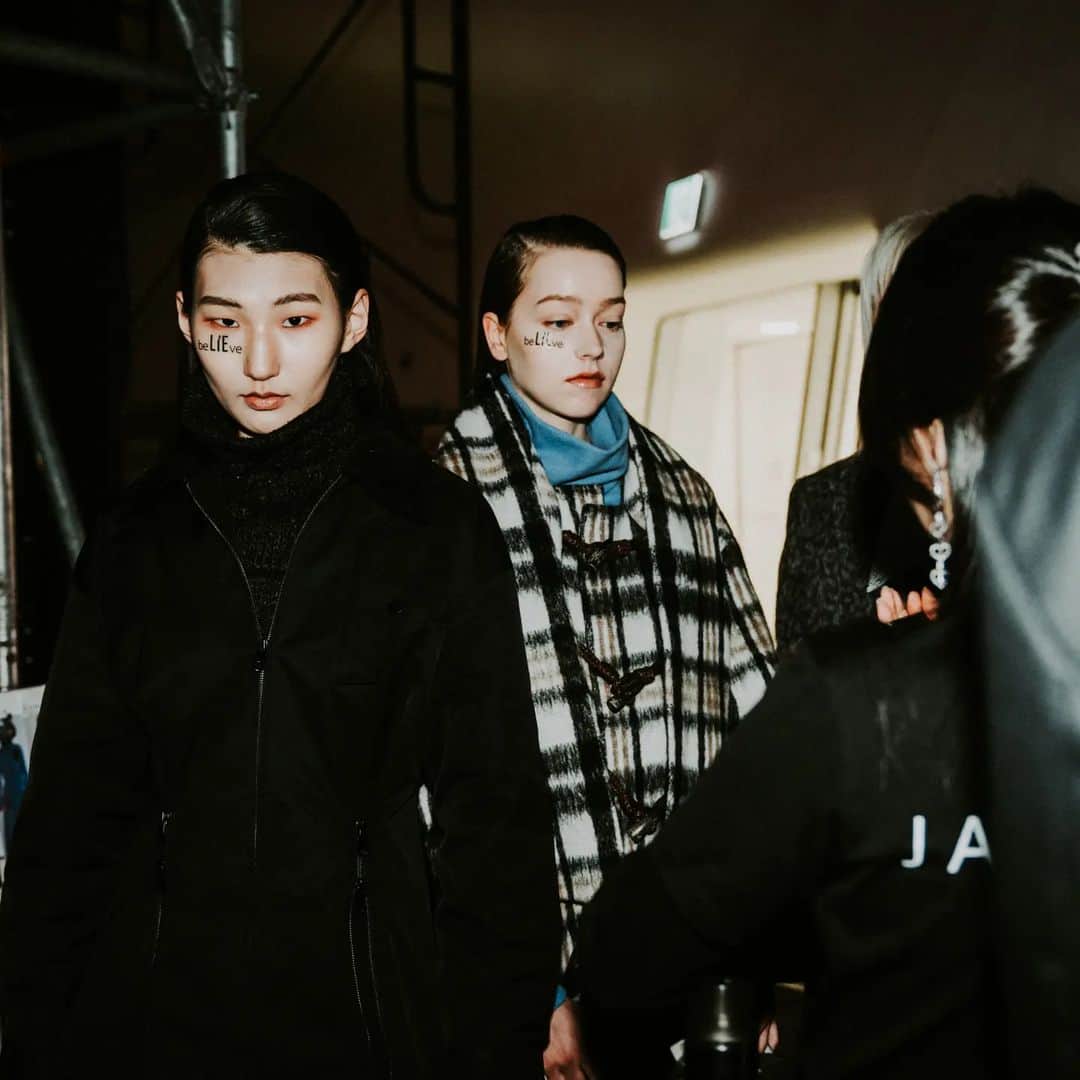 LIECOLLECTIONさんのインスタグラム写真 - (LIECOLLECTIONInstagram)「LIE 23FW SEOUL FASHION WEEK  PLUR: Peace, Love, UNITY and Love Special collaboration with @teddybearmuseum  @chaussurelapin  . . #LIEcollection #LIE #라이컬렉션 #라이  #seoulfashionweek #runway #kfashion」3月21日 23時45分 - liecollection_