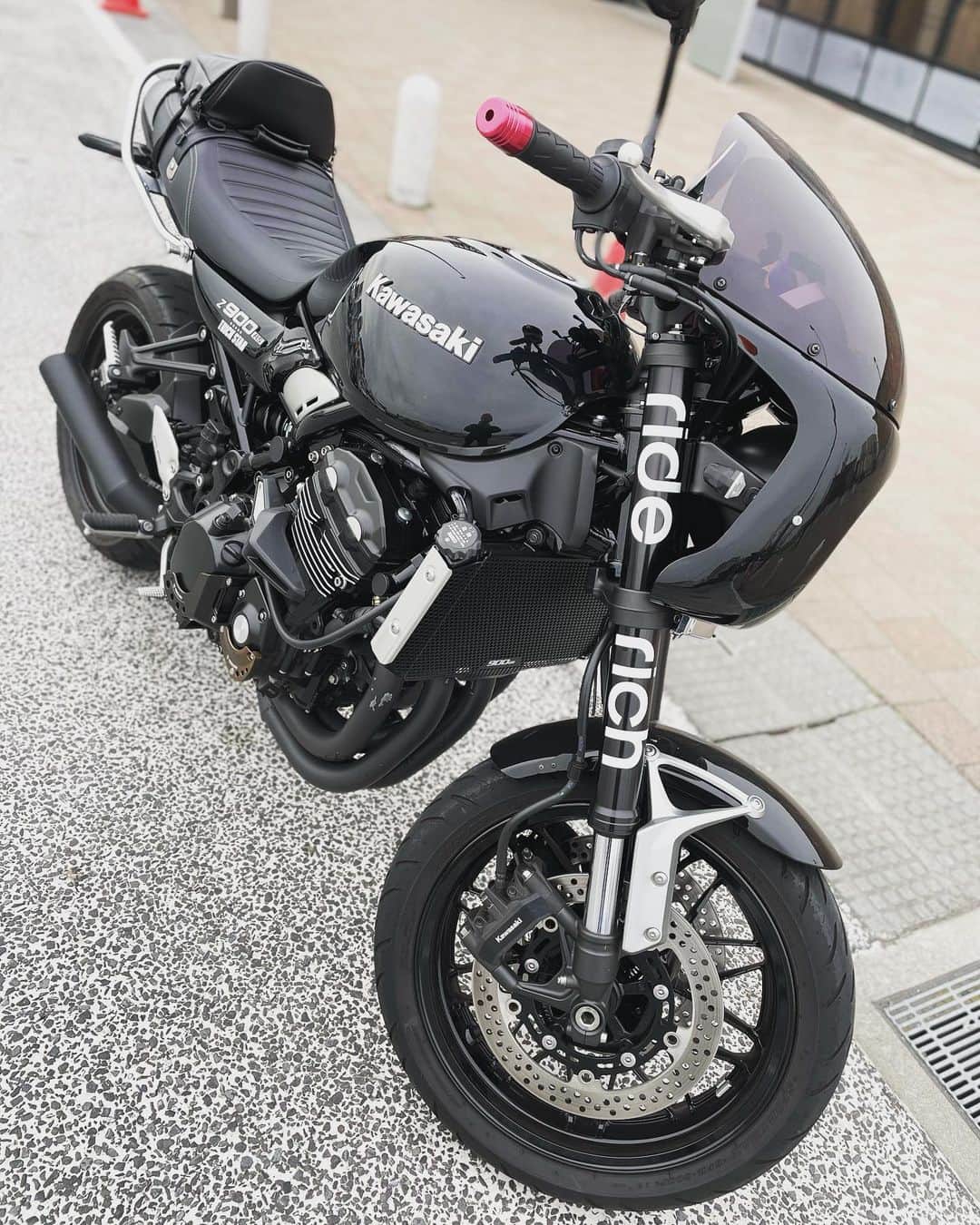 TEEDAのインスタグラム：「I went to Ichikawa of a roadside station by my motorcycle “Z900RS” Then I refreshed with a cup of coffee, and I got some sweets for my family lol  Z900RSで道の駅いちかわにフラッと行ってきたー！ コーヒー飲んで、スイーツ買ってリフレッシュ👍  #back_on_jpn #teeda #z900rs #z900rsカスタム #kawasaki #道の駅いちかわ  #ちょい乗り」
