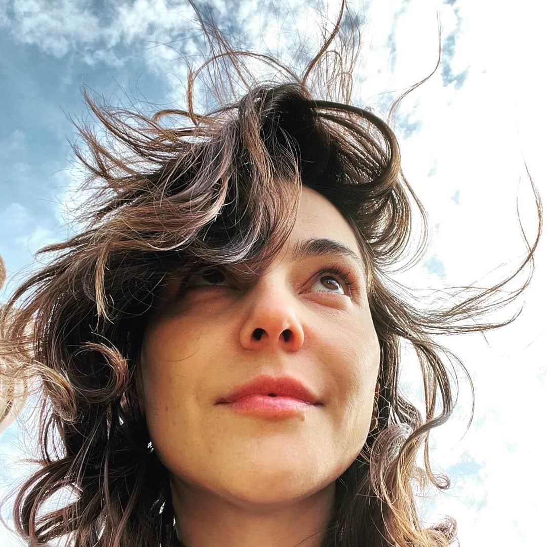 のインスタグラム：「Sob um céu de bluuuues…  Só pq eu achei Austin muito Porto Alegre de 1999 (só que sem os patinetes e a riqueza).  Planíce infinita, com doidões roqueiros vivendo entre chapeludos à cavalo. Clima e comportamentos bipolares. Churrasco e punk rock coexistindo no mesmo território. Um pôr do sol no rio poético todos os dias. Aí me deu nostalgia. Só quem viveu aquela virada de milênio naquele canto estranho do mundo sabe..」