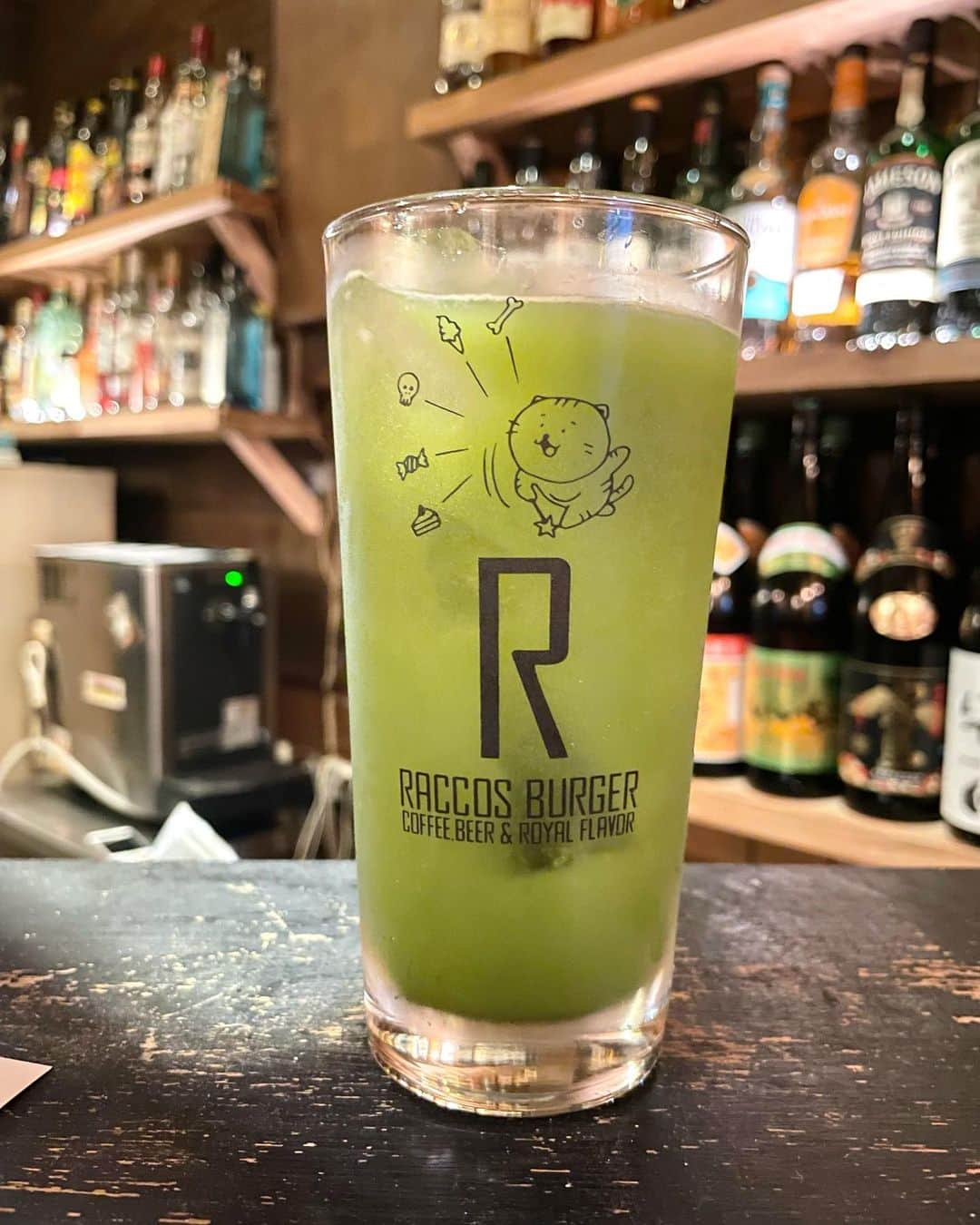 masasucksのインスタグラム：「岡山のRaccos Barさん @raccosbar_okym で無事レギュラーメニュー入り 『マサ茶んハイ』登場‼️👍🏻  ありがてぇ〜🦦🤘🏻  お近くの方もお近くじゃない方も是非飲みに行ってみてくだせぇ💪🏻  #Raccosbar #Raccosburger #マサ茶ハイ #マサ茶んほうじ茶ハイ #スーちゃん #スー茶ん #ちゃーすぅー #masasucks」