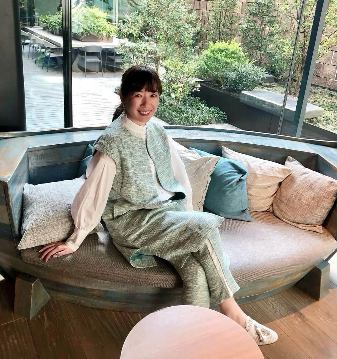 進藤やす子のインスタグラム：「＊ 昨日のストーリーを見てくれた方数人から「セットアップが可愛い」と言っていただきまして😙 ジレもライン入りパンツもお気に入りなので嬉しい！  このセットアップは @charmant_sac のアパレルライン @charmante__femme のもので、こちらは完売していますが、ほかにも可愛い新作がたくさん！  明日3月22日から26日まで名古屋三越でpopupが開催されるので、お近くの方はぜひ見に行ってみてくださいね〜✨  #charmantsac  #charmantfemme」